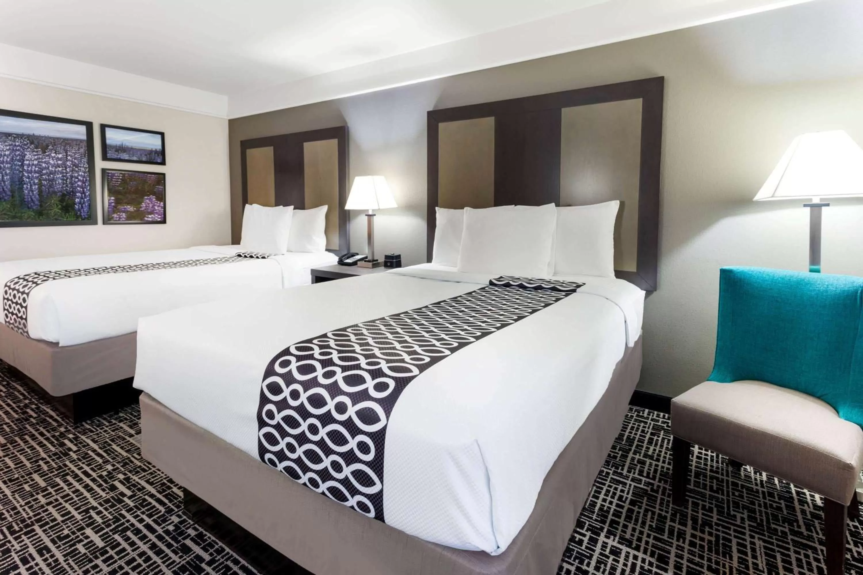 Photo of the whole room, Bed in La Quinta by Wyndham Seguin