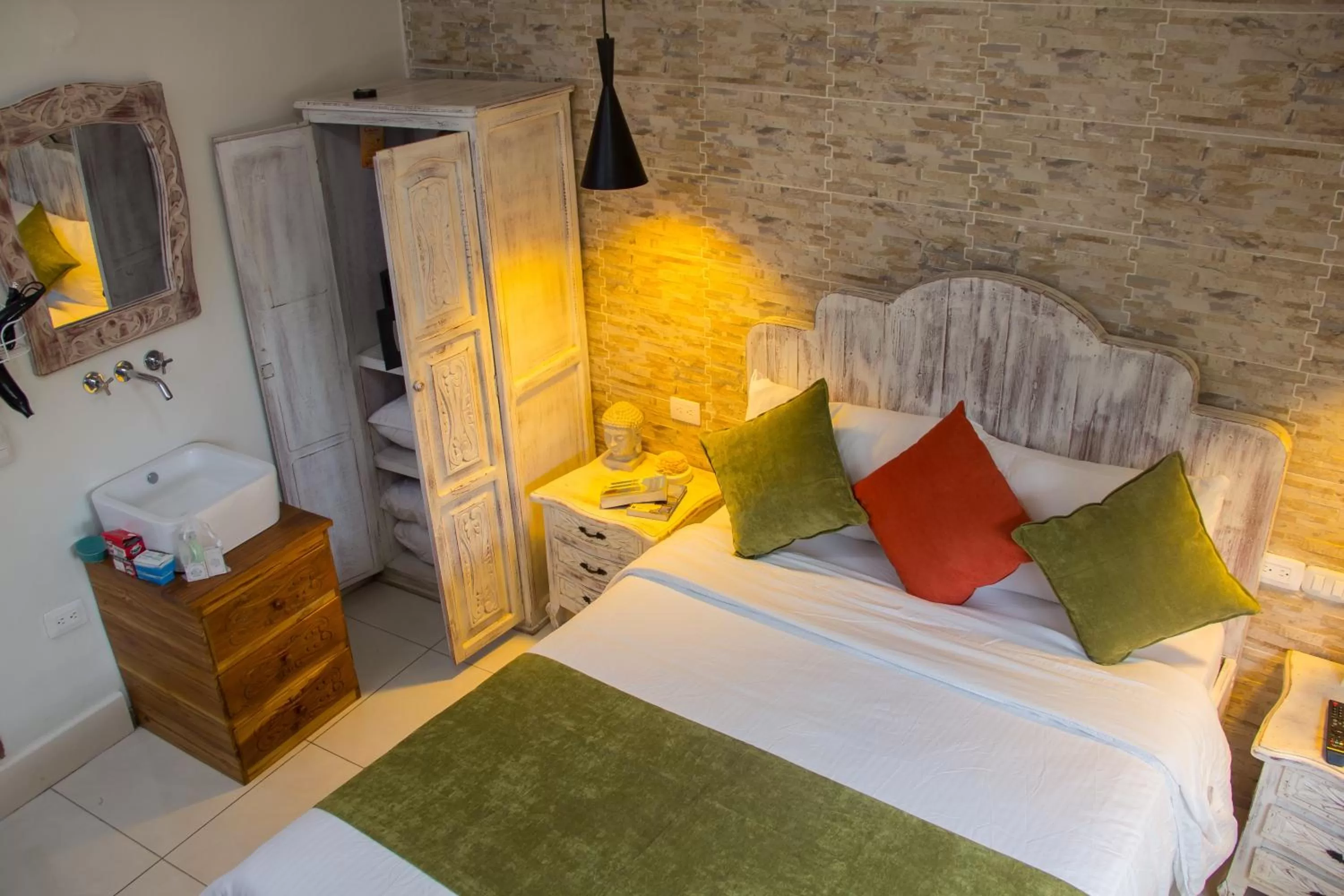 Photo of the whole room, Bed in Voilá Signature Casa Isabel