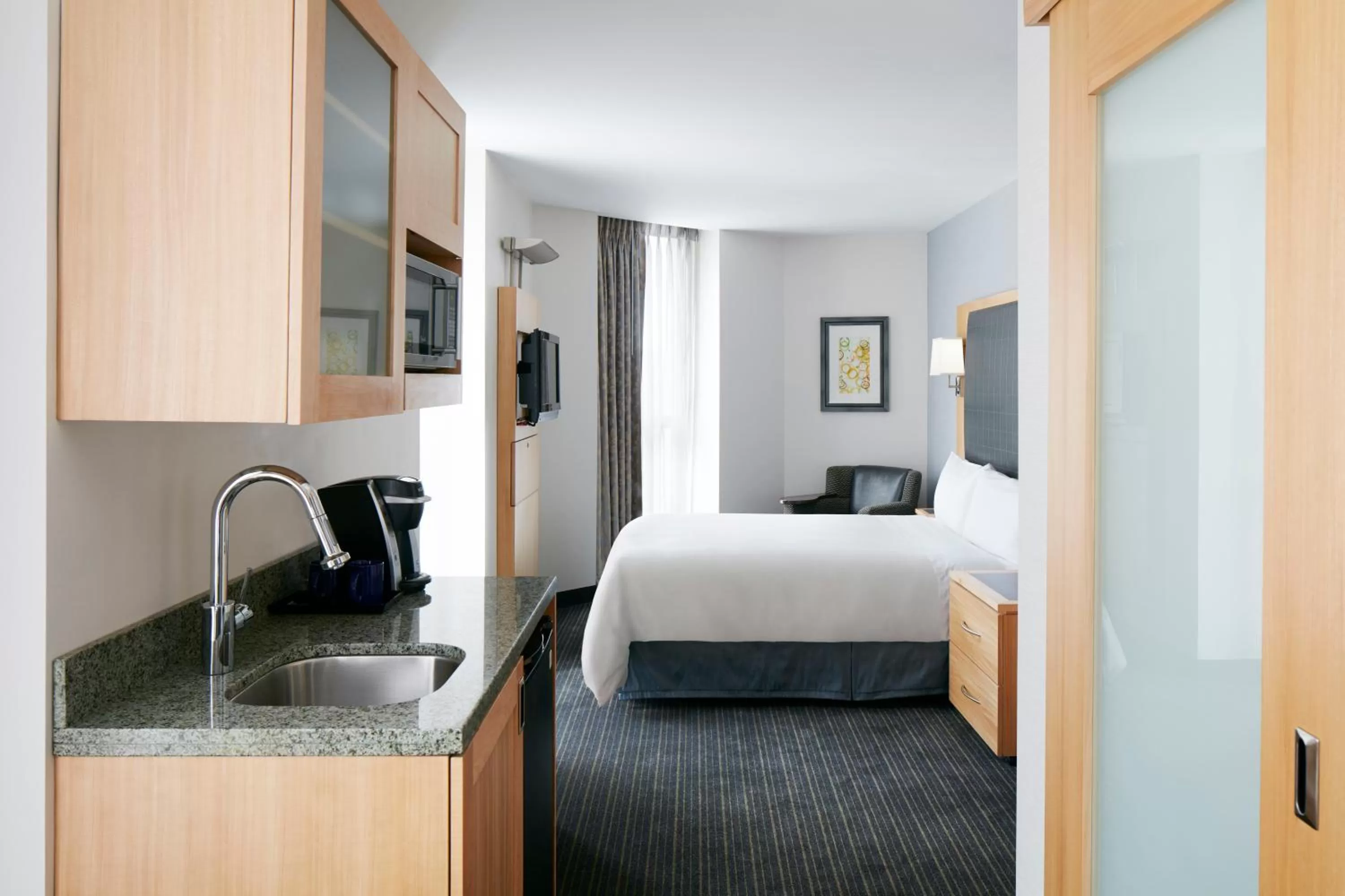 Kitchen or kitchenette, Bed in Club Quarters Hotel World Trade Center, New York