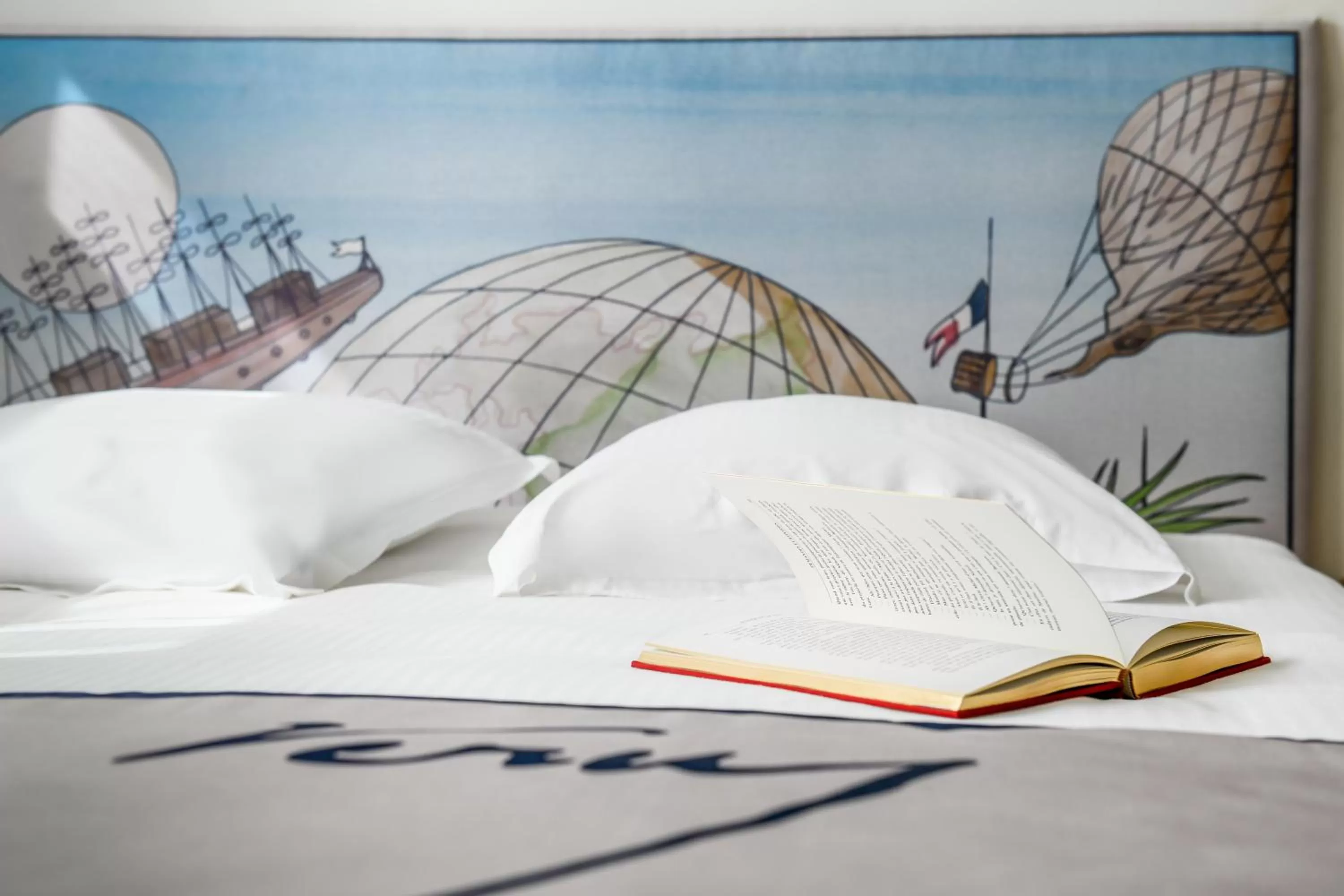 Bed in Hôtel Jules Verne Biarritz