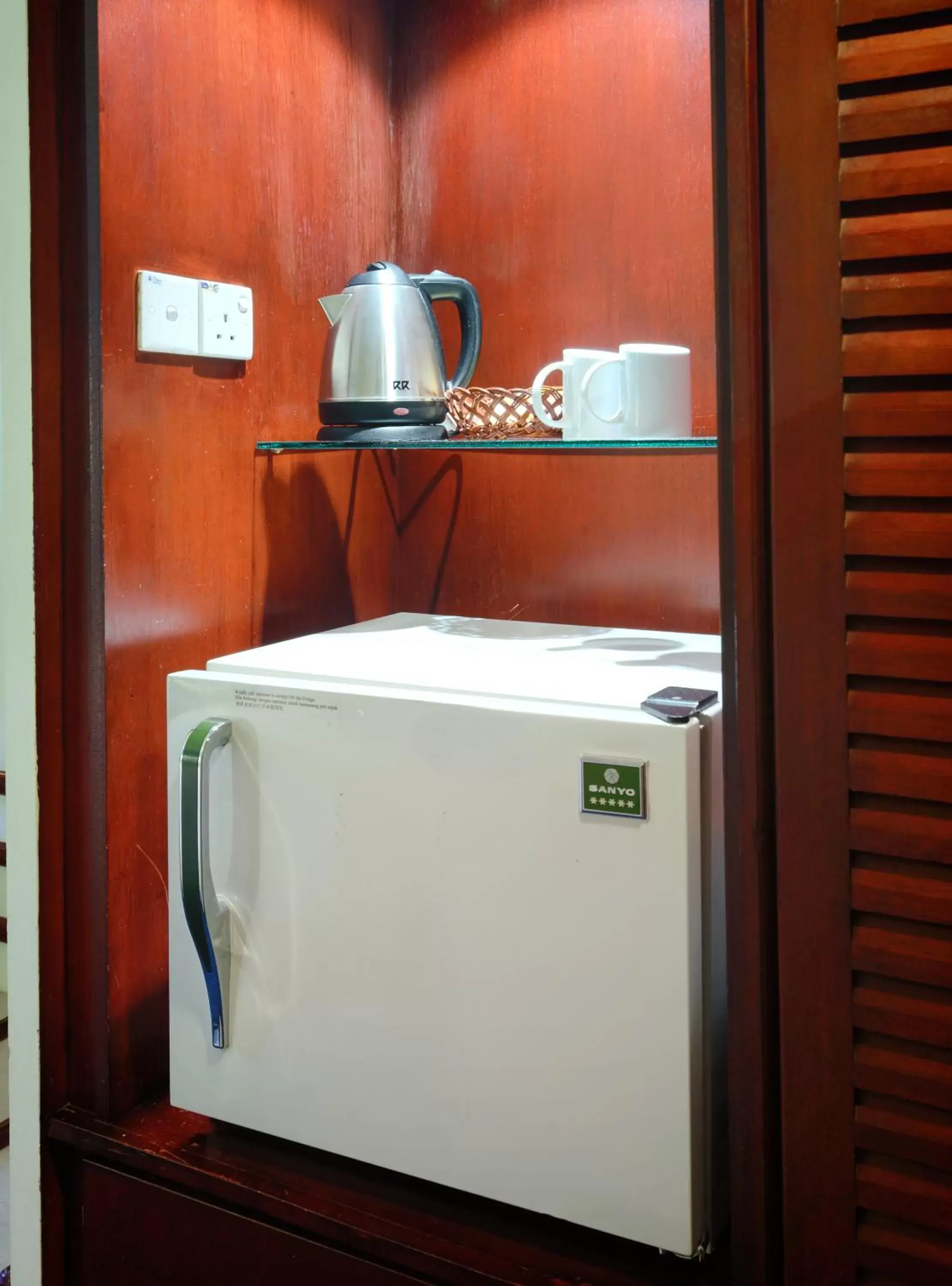 Coffee/tea facilities, Bathroom in Hotel Shangri-la Kota Kinabalu