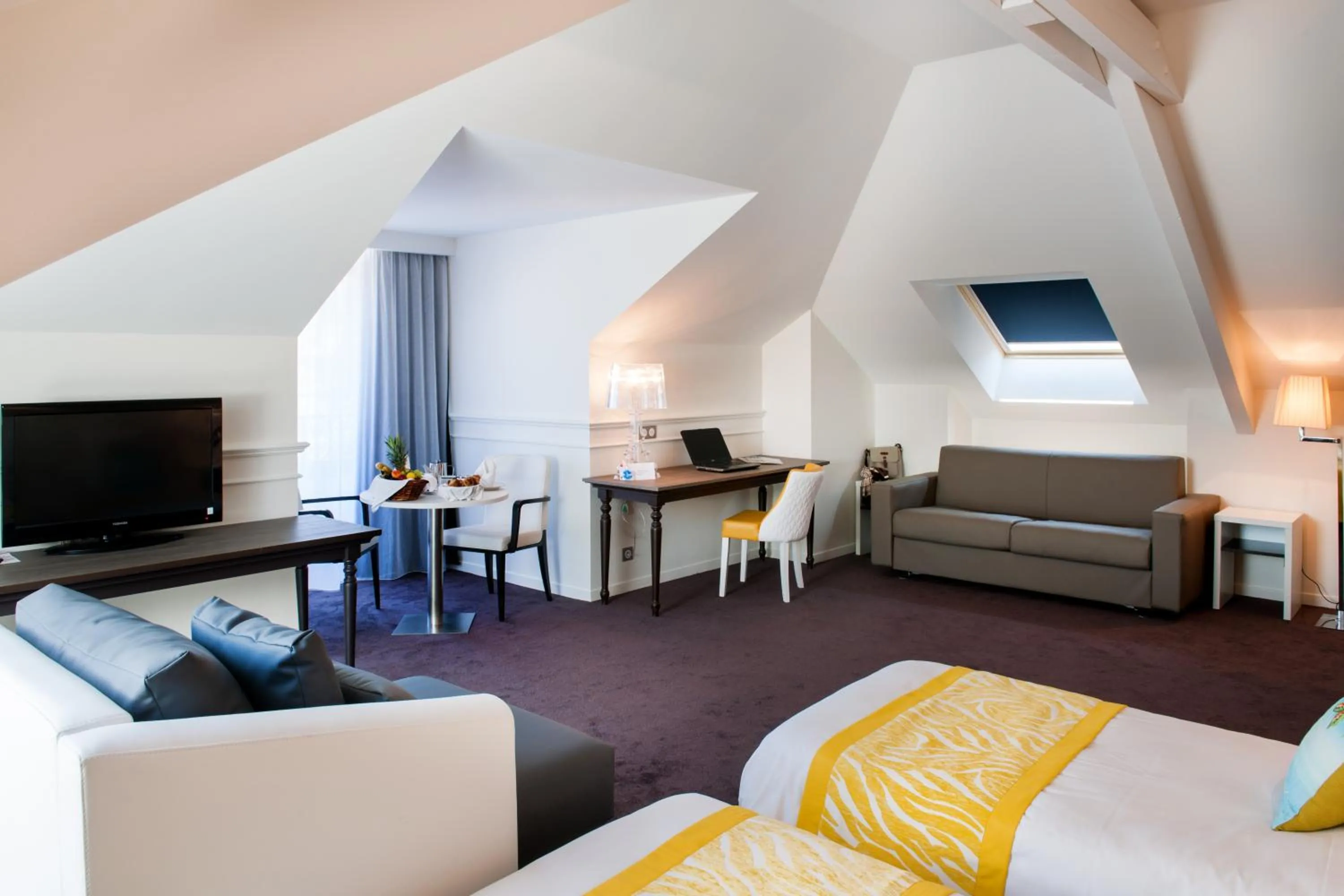 Communal lounge/ TV room, Bed in Grand Hotel Gallia & Londres