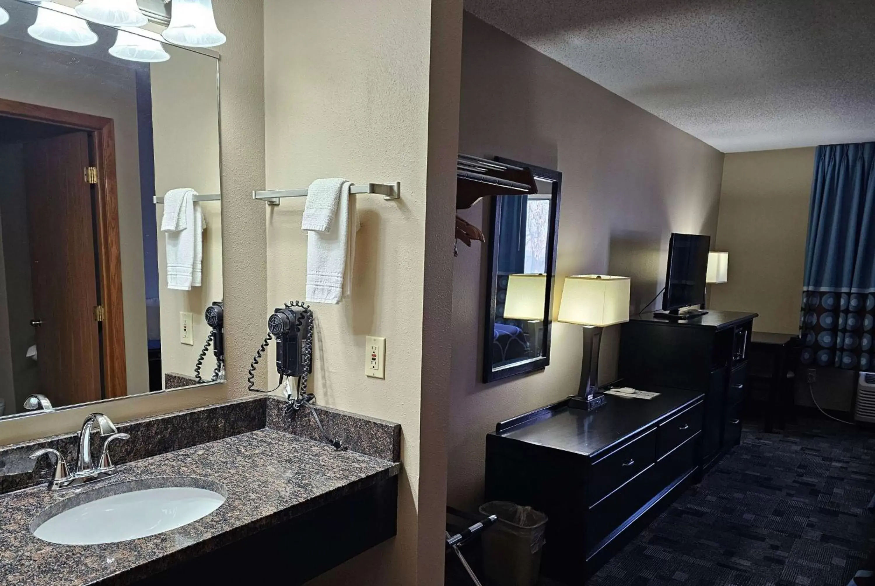 TV and multimedia, Bathroom in Super 8 by Wyndham Estherville