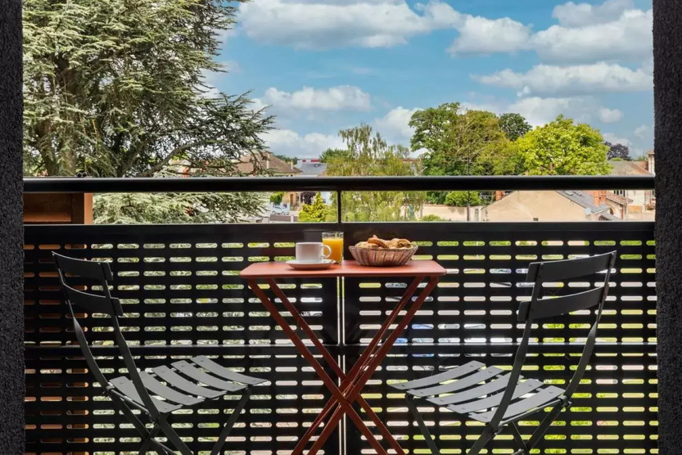 Balcony/Terrace in BEST WESTERN La Porte des Châteaux