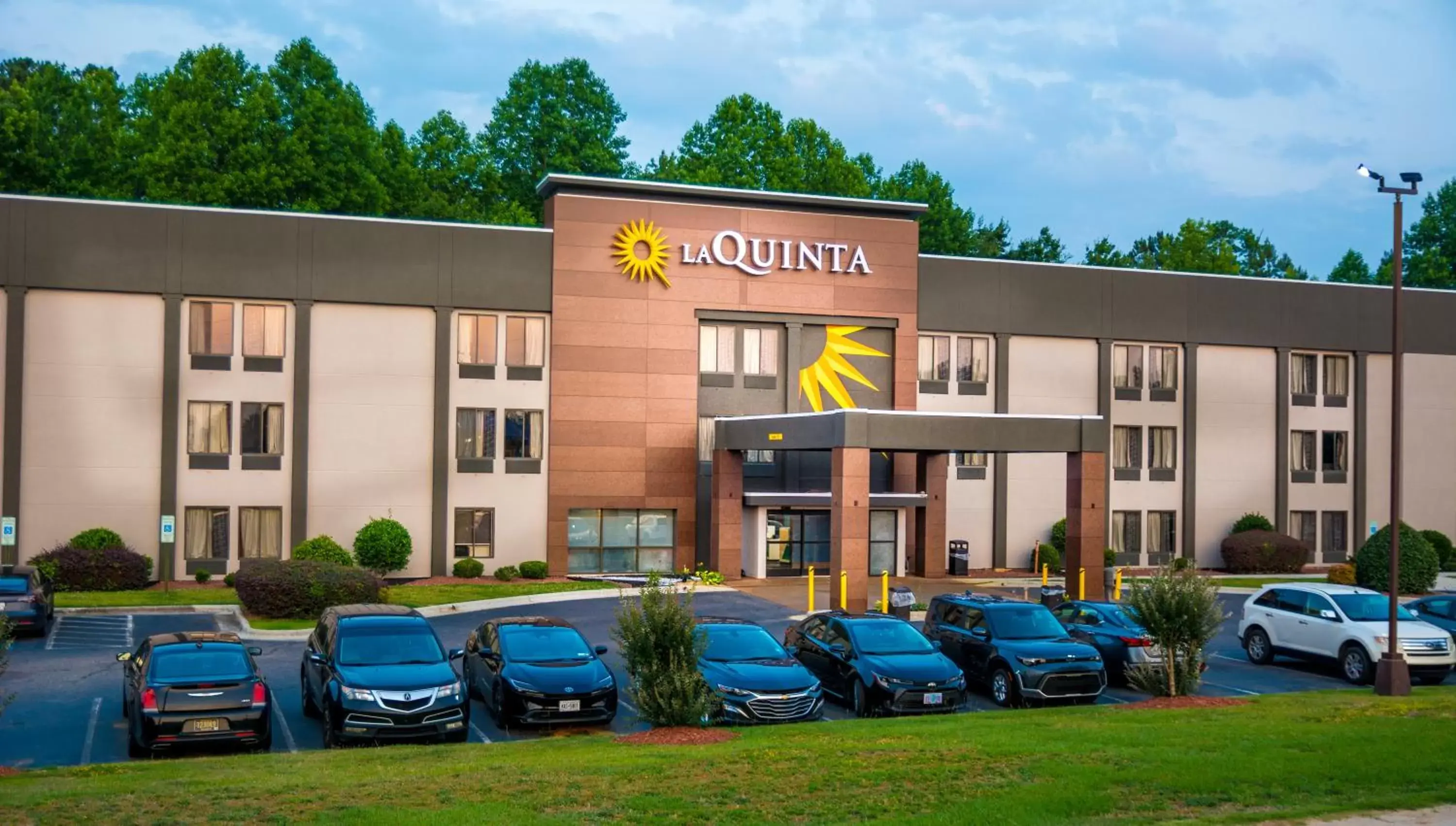 Property Building in La Quinta Inn & Suites by Wyndham Fayetteville I-95