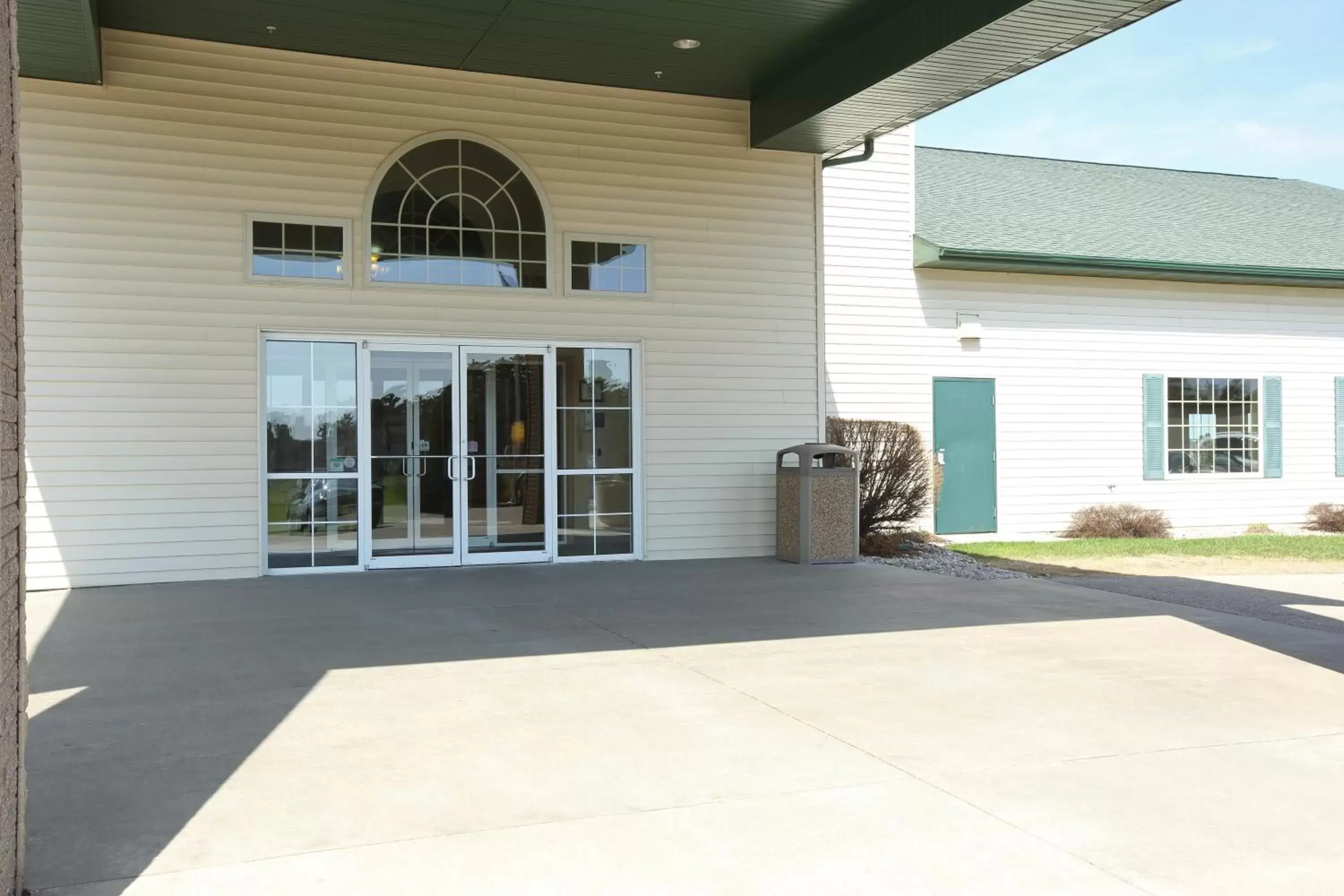 Facade/entrance in Boarders Inn & Suites by Cobblestone Hotels - Shawano