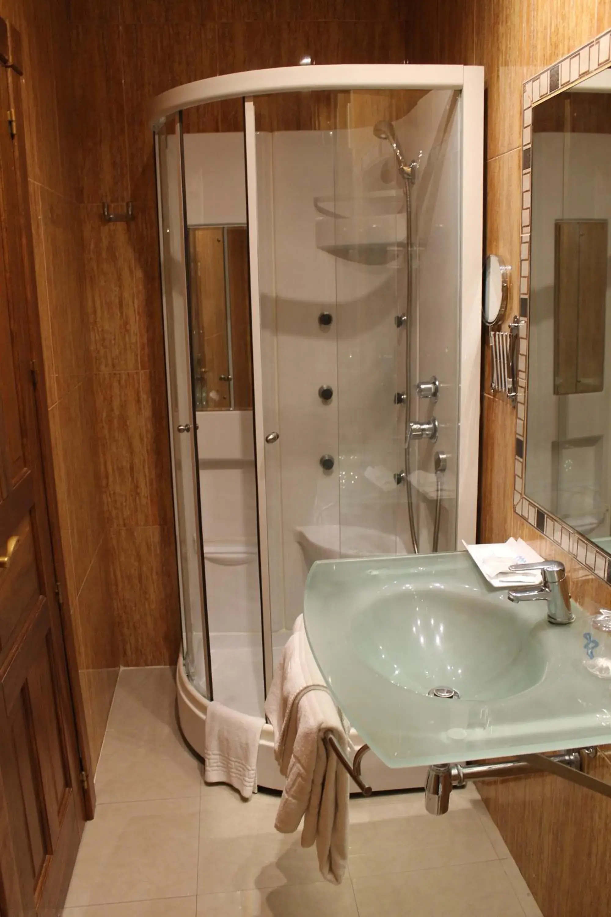 Shower, Bathroom in Hotel Mirador Puerta del Sol