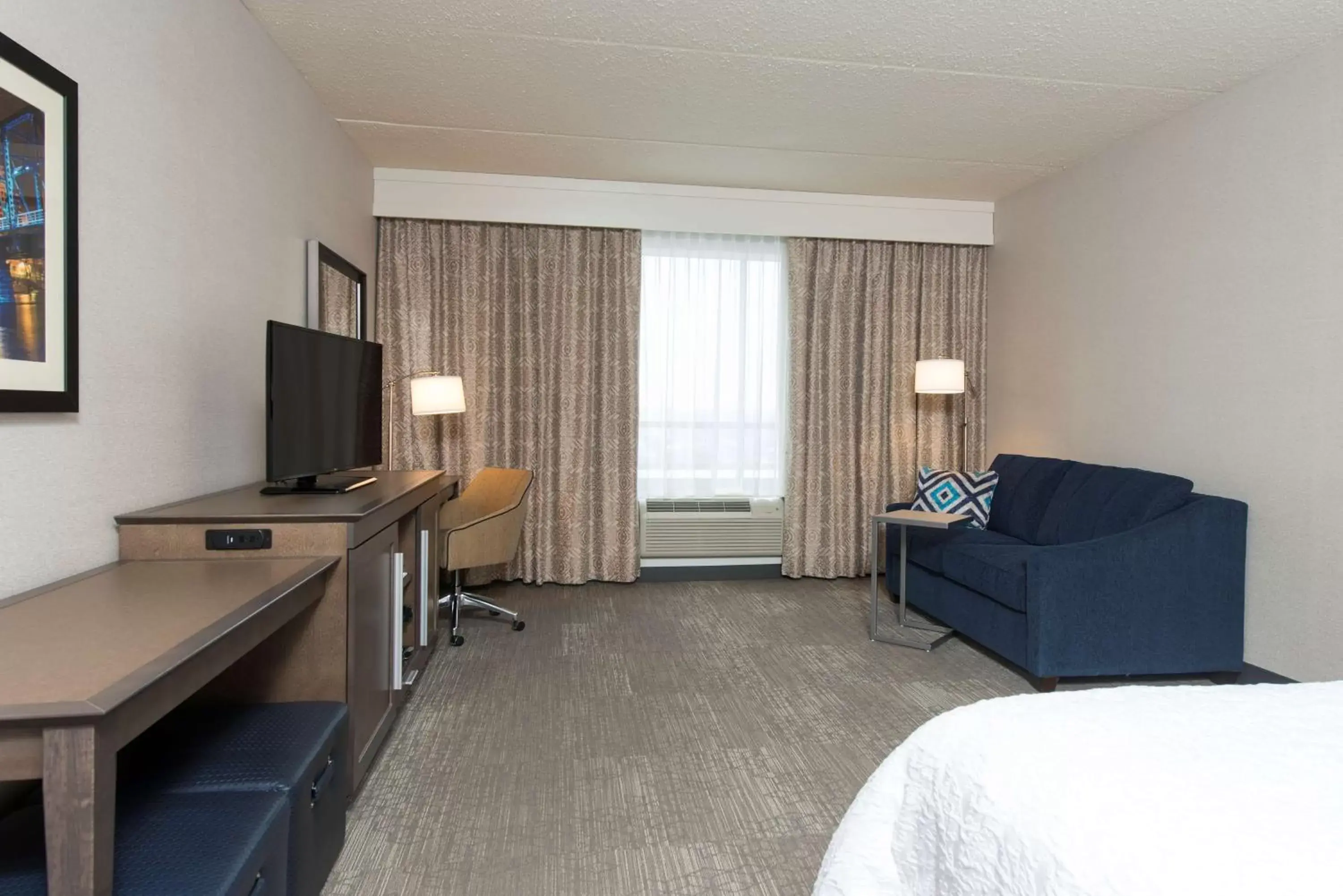 Bed, Seating Area in Hampton Inn & Suites Grand Rapids Downtown