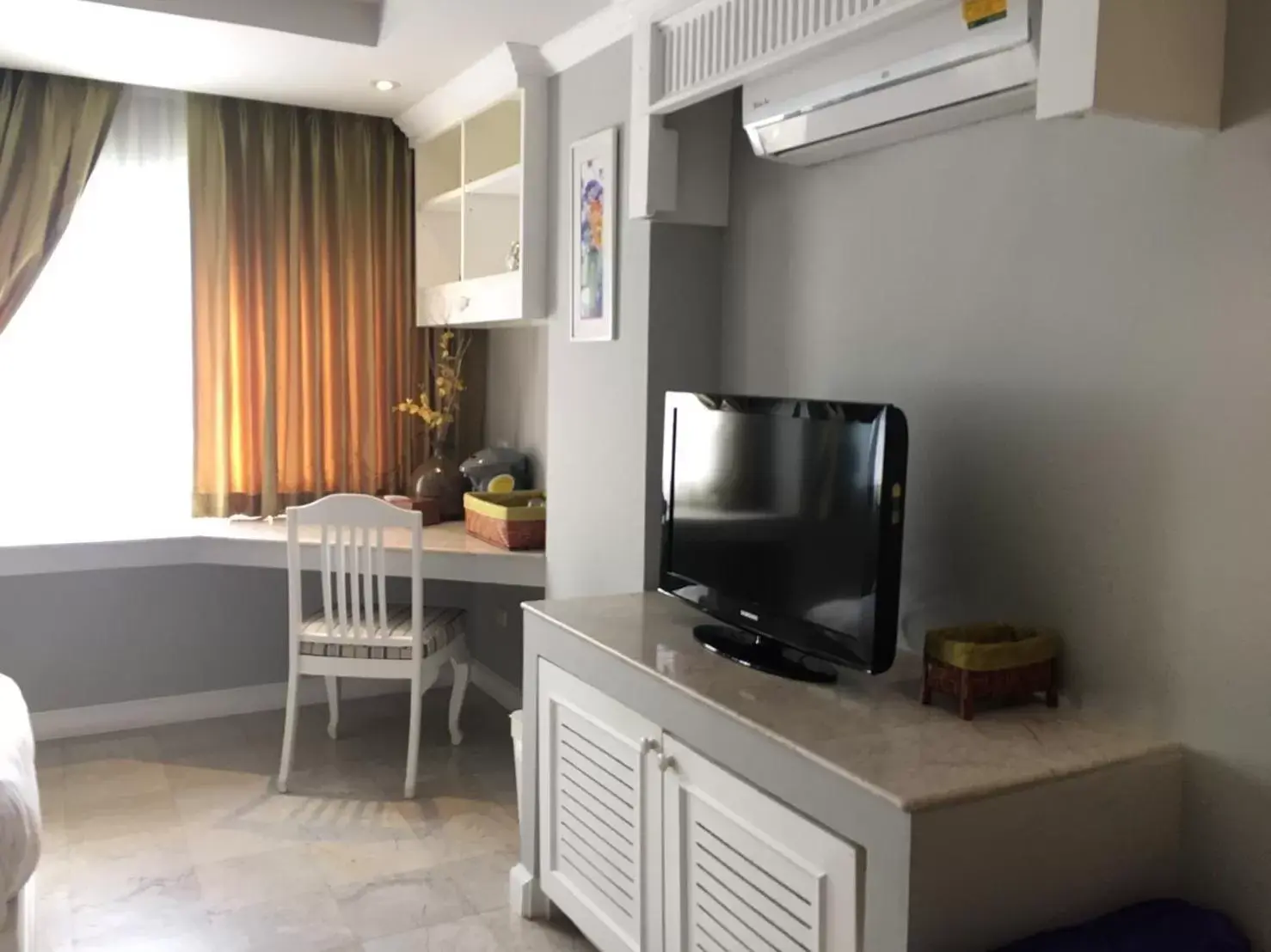 Photo of the whole room, TV/Entertainment Center in At Pingnakorn Hotel