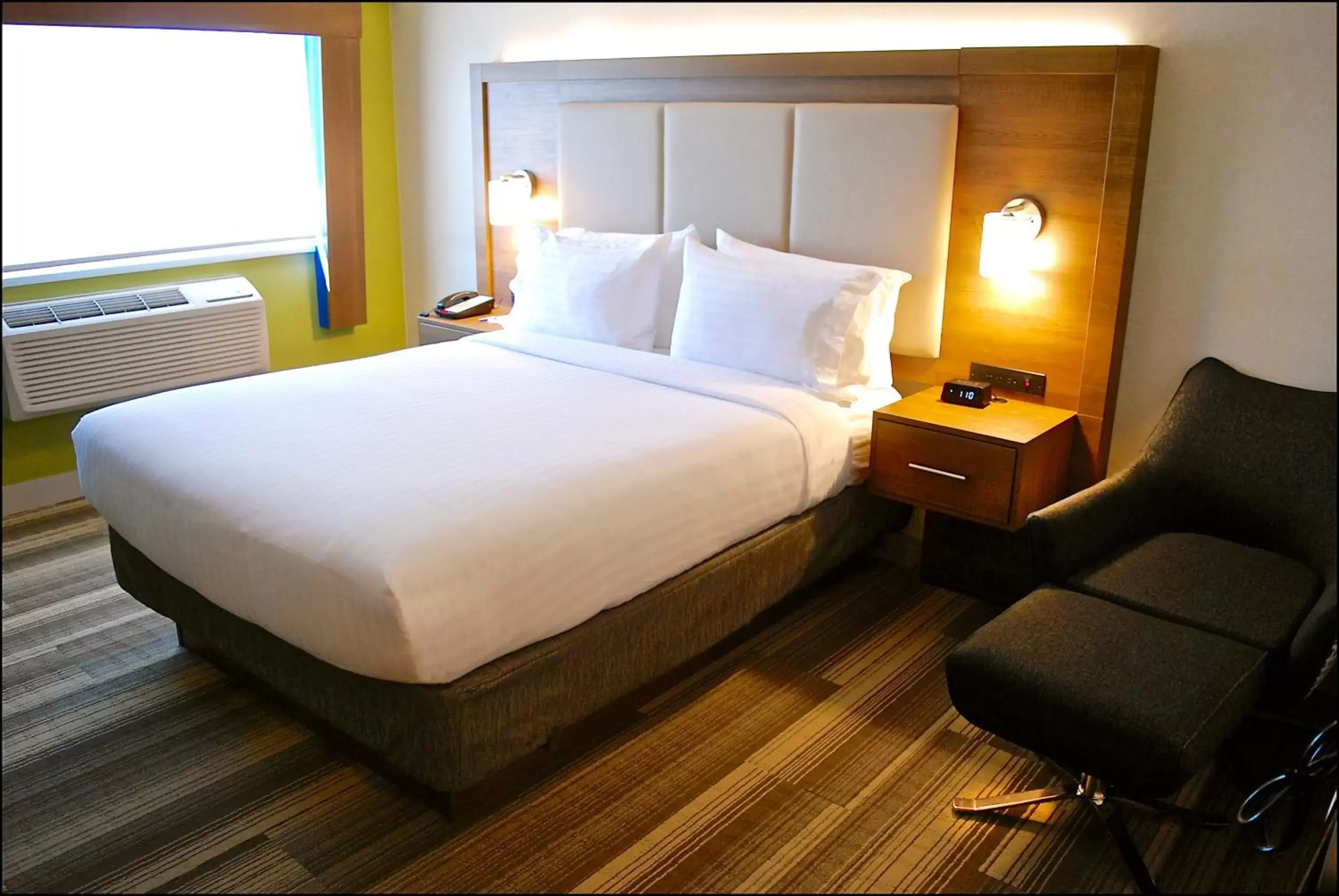 Photo of the whole room, Bed in Holiday Inn Express Vancouver Airport-Richmond, an IHG Hotel