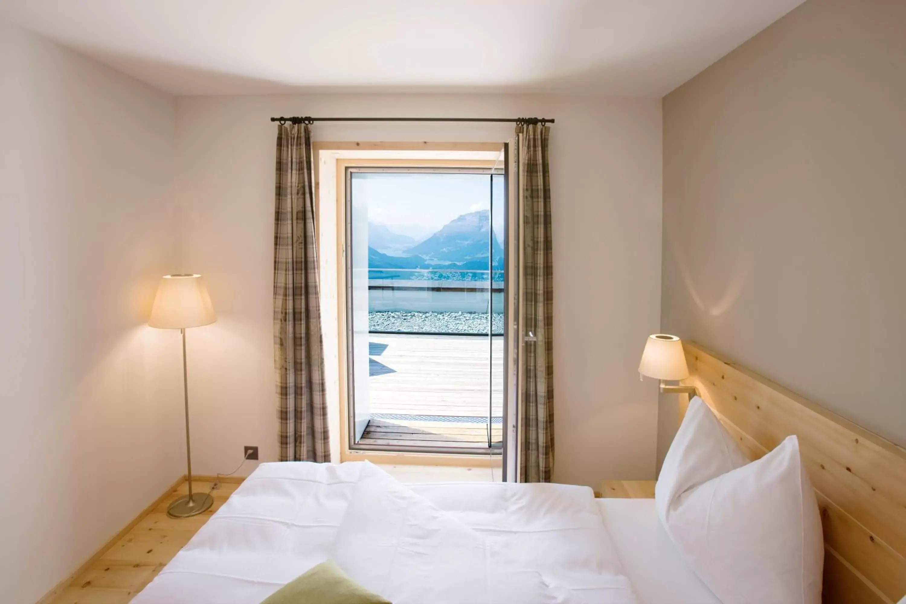View (from property/room), Bed in Romantik Hotel Muottas Muragl
