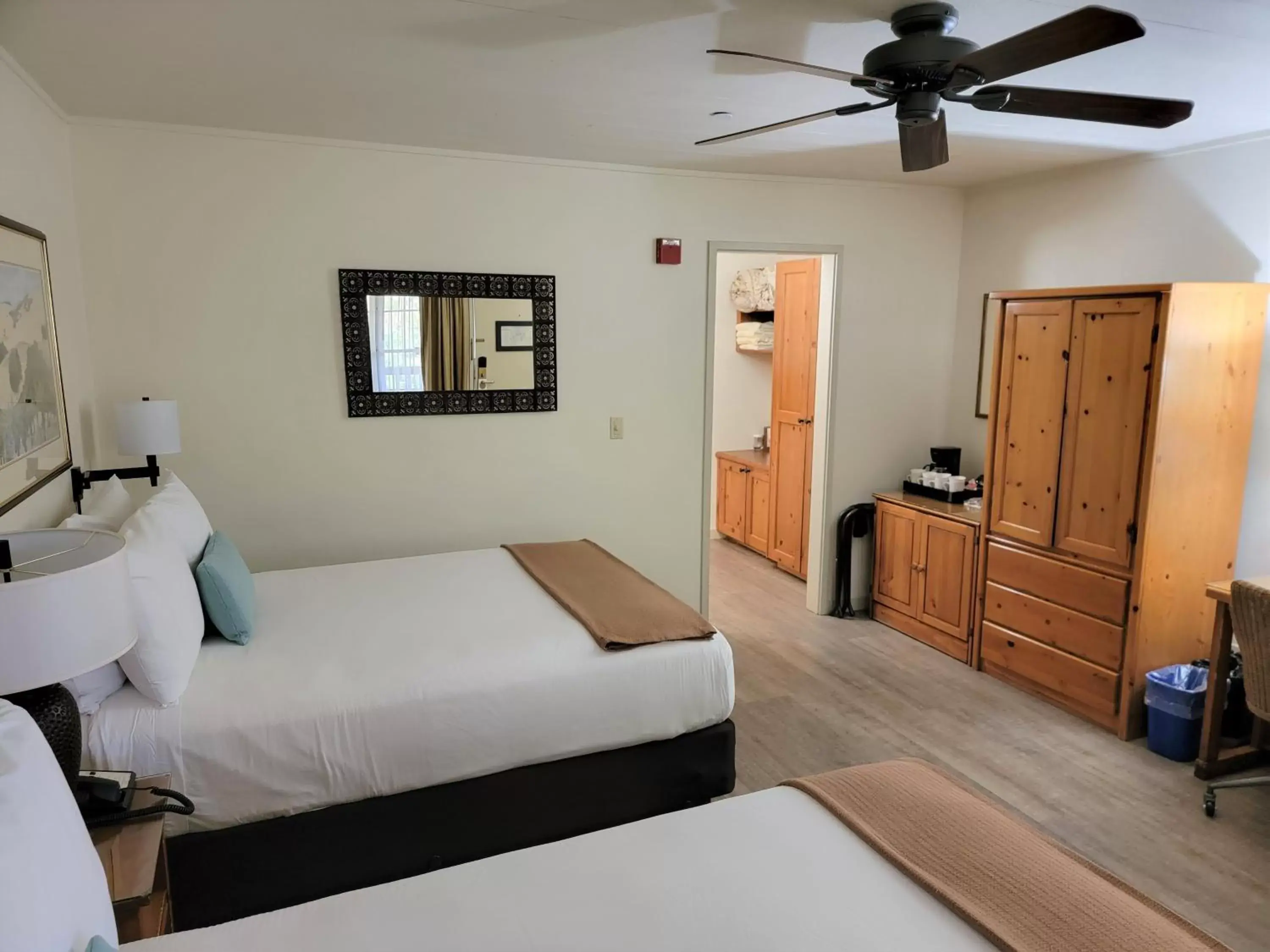 Bedroom, Bed in El Pueblo Inn