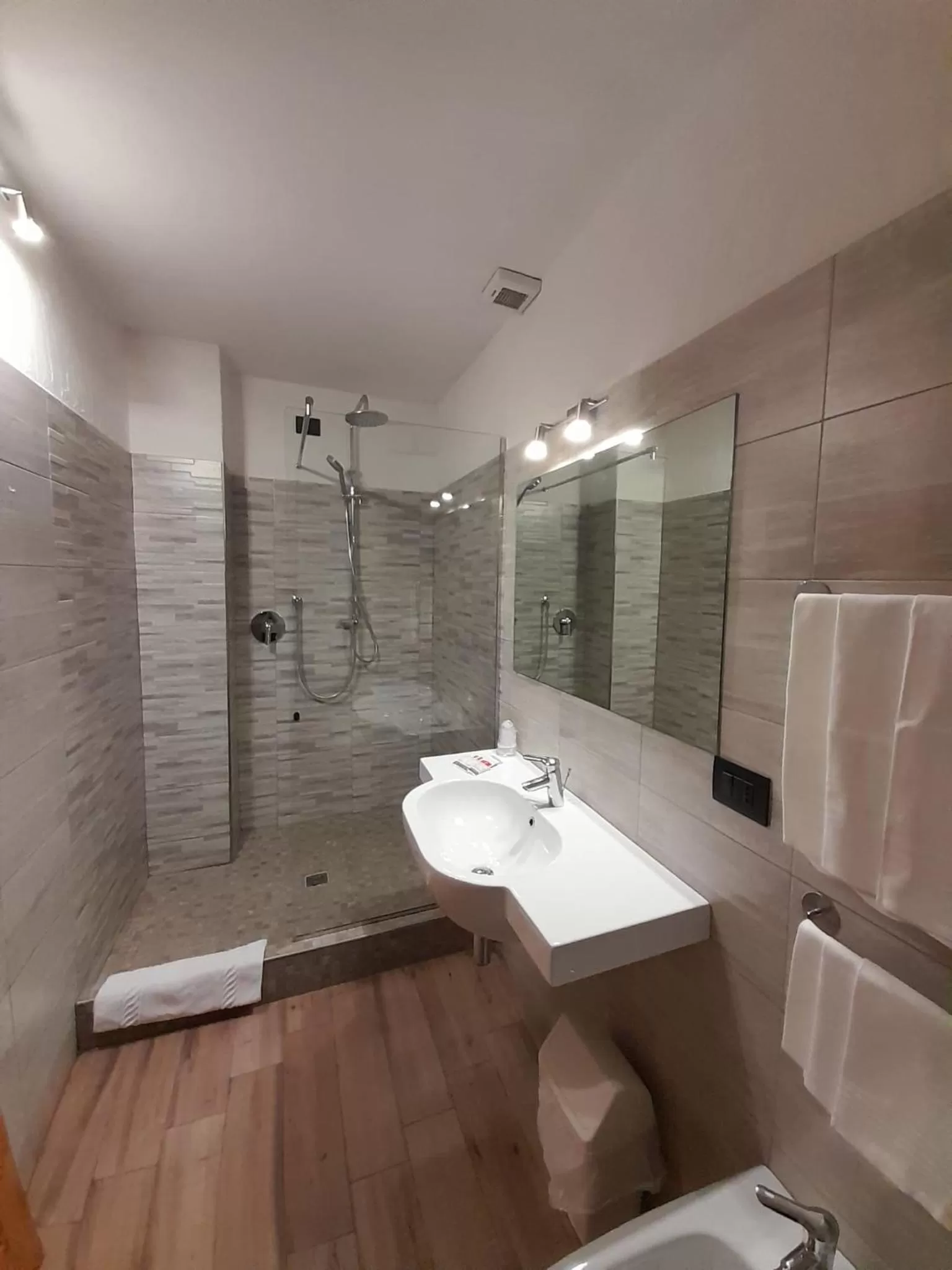 Shower in Hotel Astoria