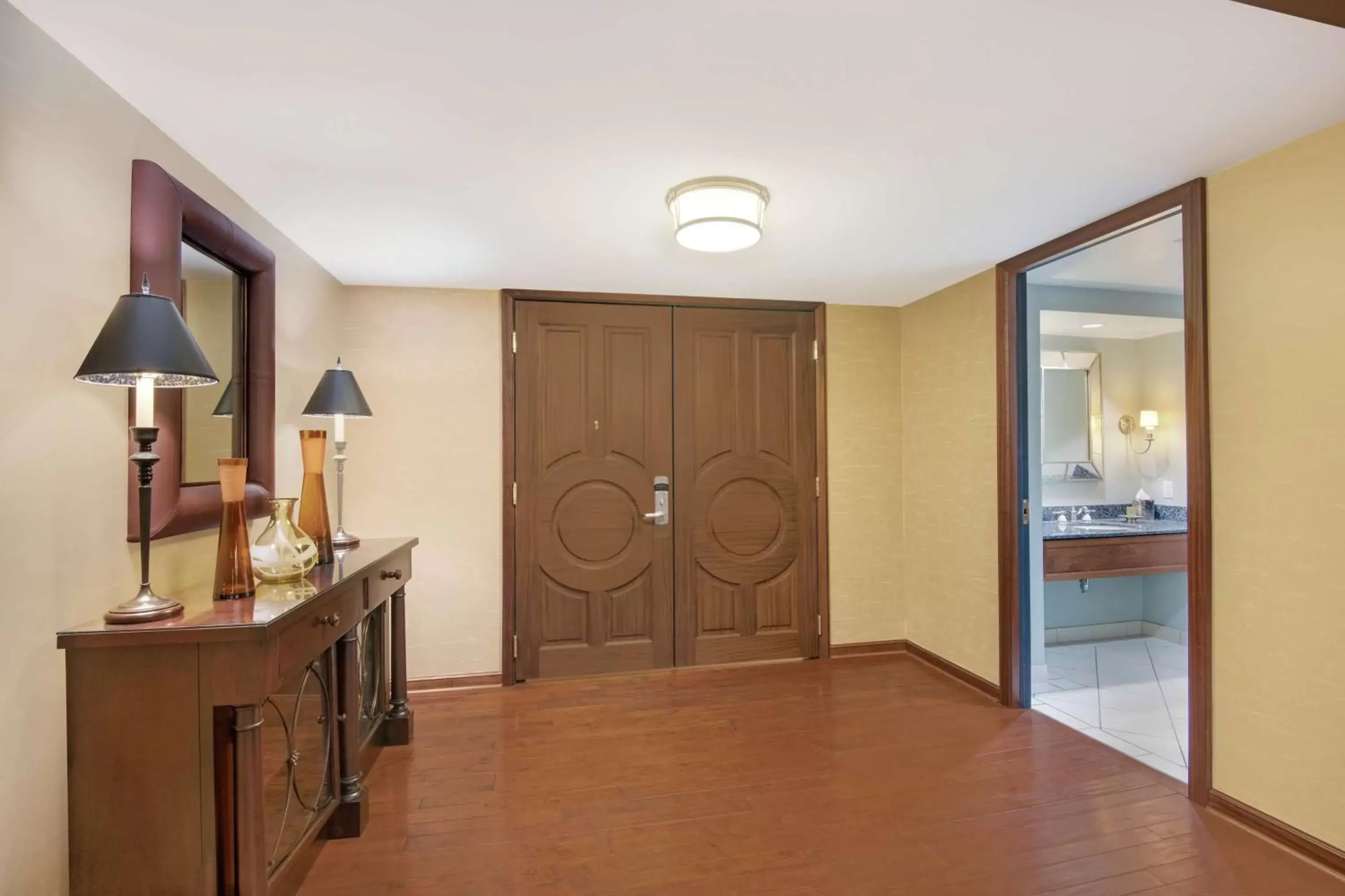 Photo of the whole room, Kitchen/Kitchenette in Hilton Stamford Hotel & Executive Meeting Center