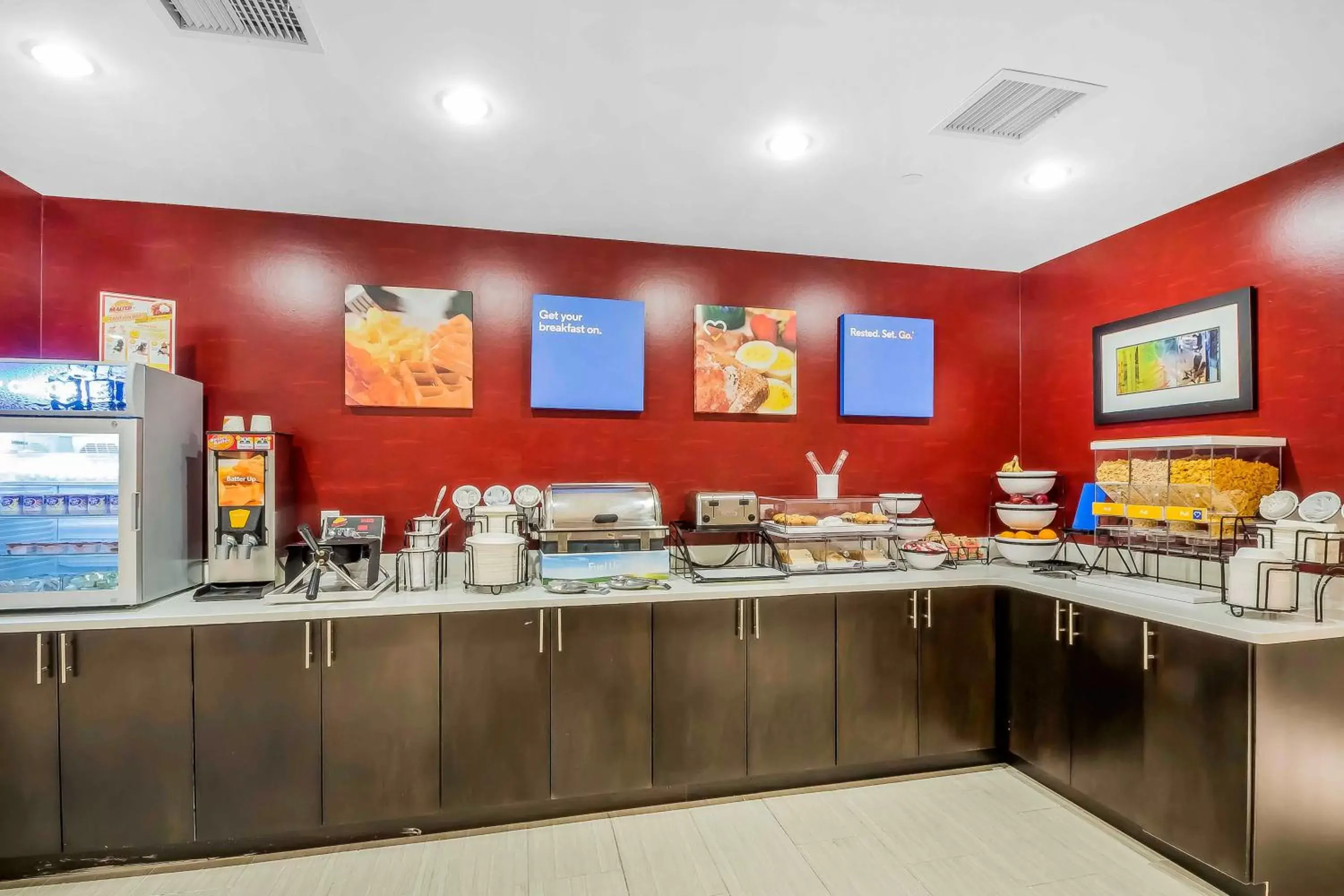 Restaurant/places to eat, Kitchen/Kitchenette in Comfort Inn & Suites near Stadium