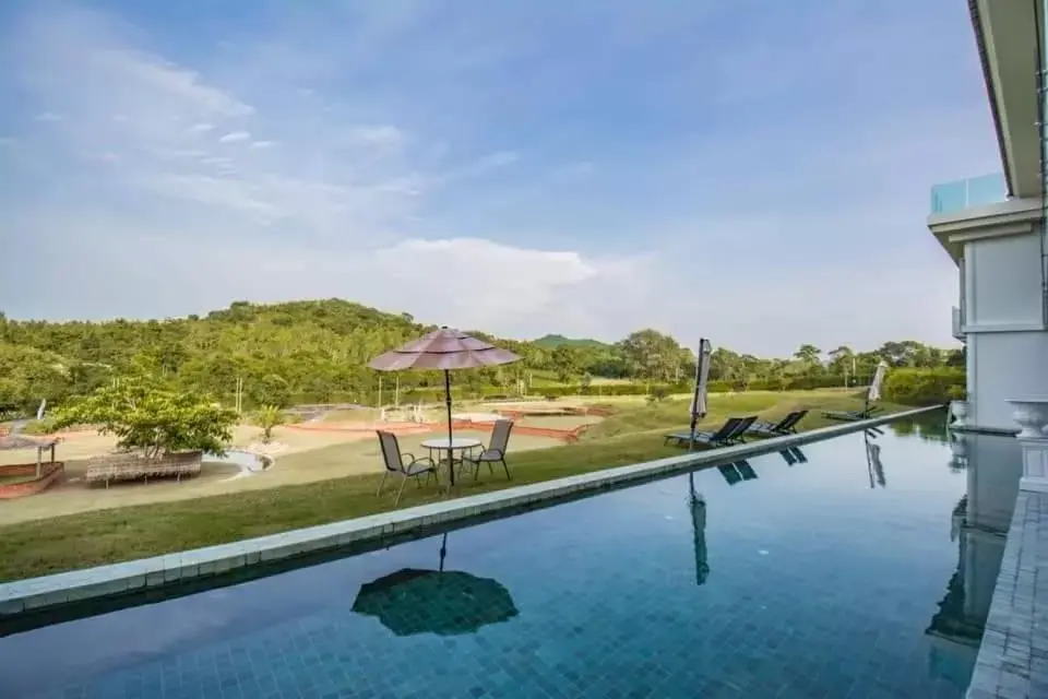 Swimming Pool in Viva Montane Hotel Pattaya
