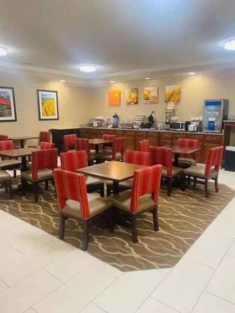 Property building, Restaurant/Places to Eat in Comfort Inn Hebron-Lowell Area