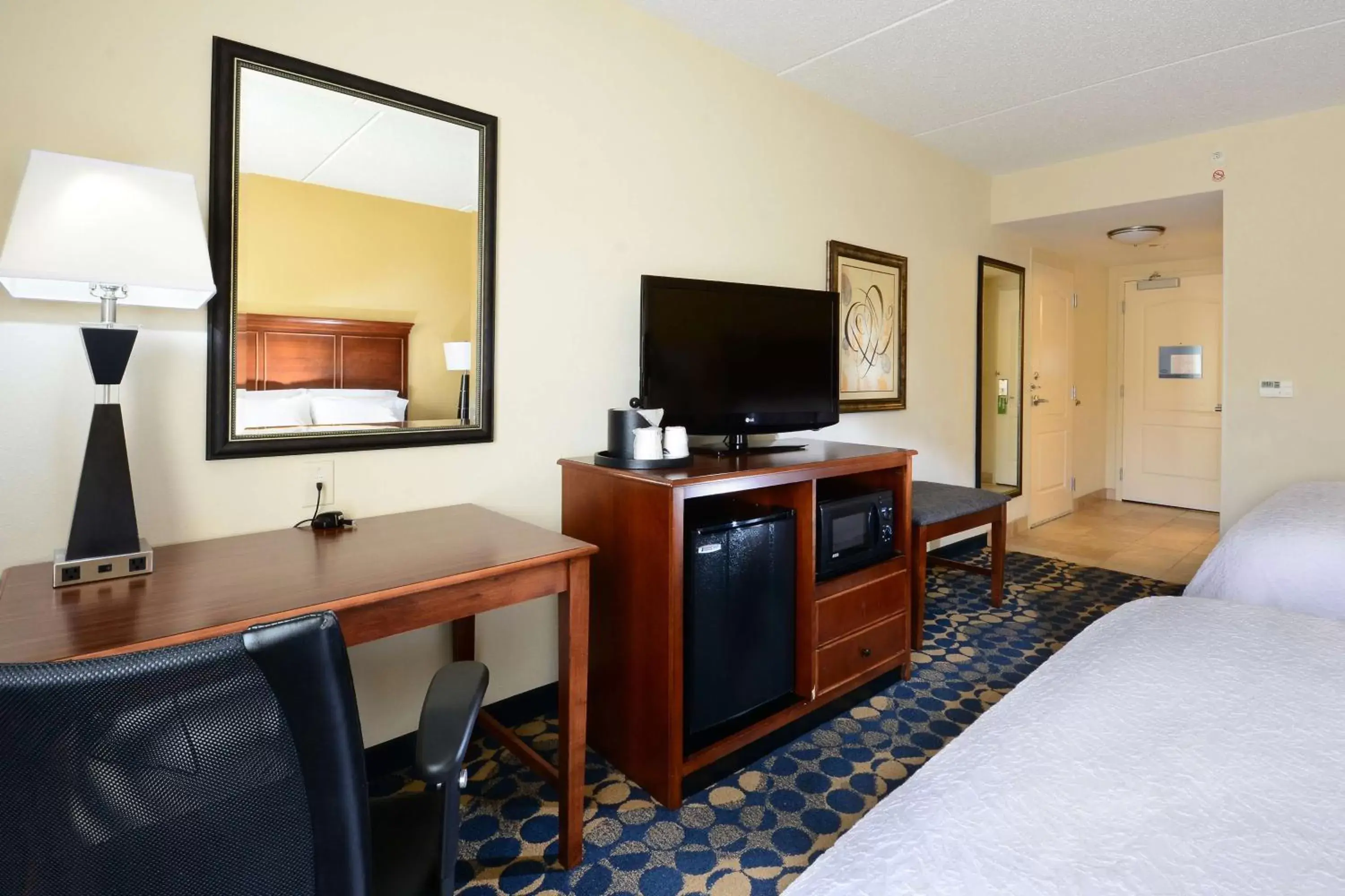 Bedroom, TV/Entertainment Center in Hampton Inn & Suites Durham North I-85