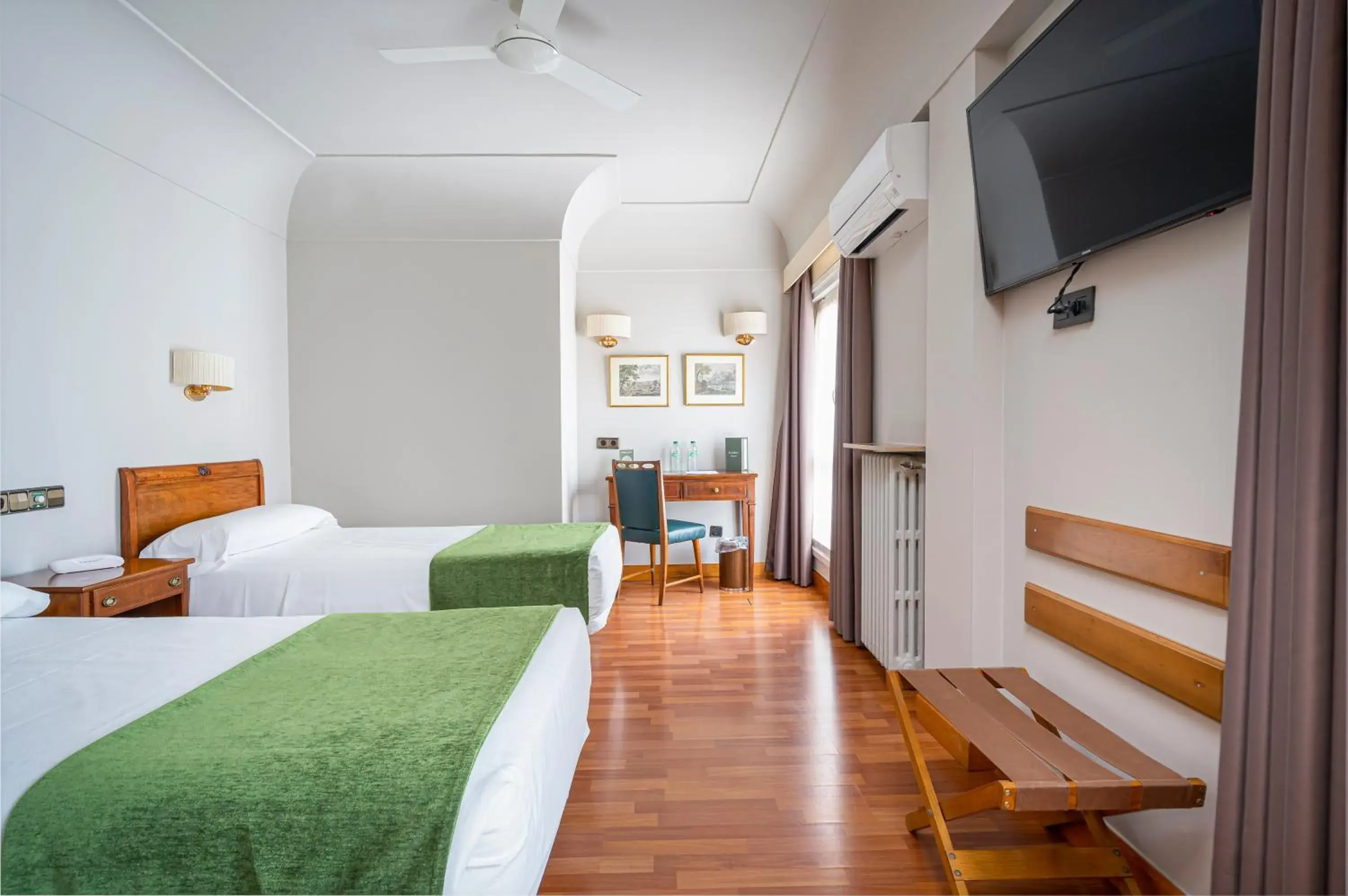 Photo of the whole room, TV/Entertainment Center in Hotel Hernán Cortés