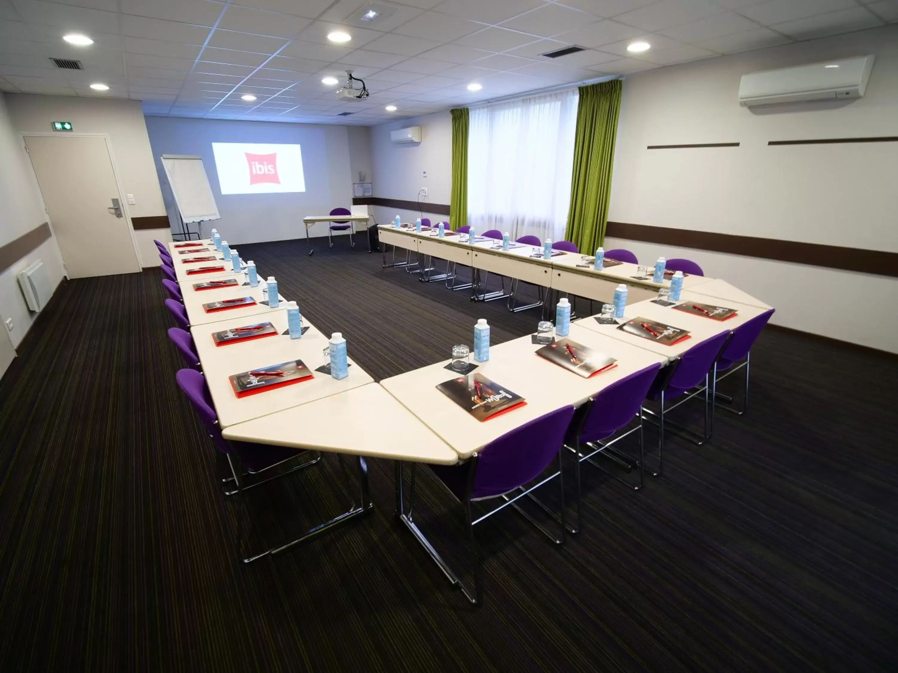 Meeting/conference room in ibis Chartres Ouest Luce