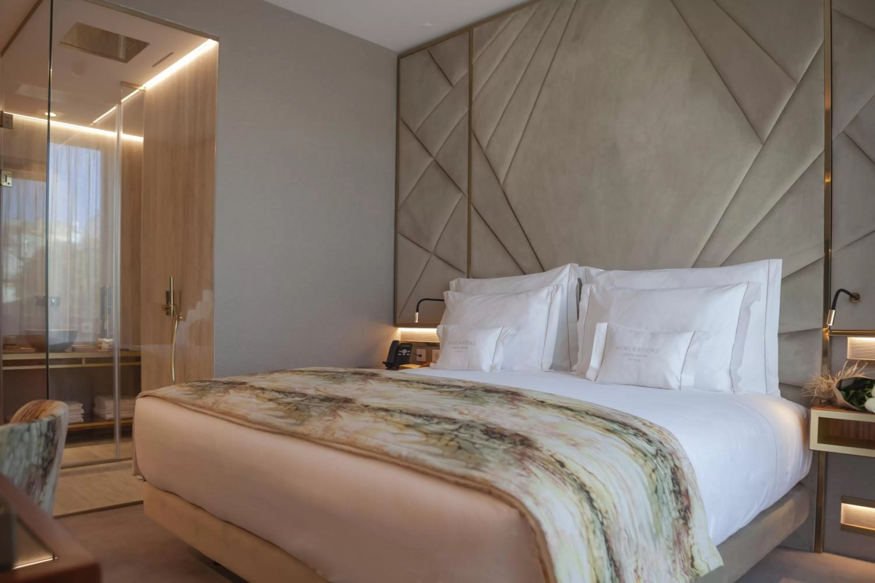 Bed in Wine & Books Lisboa Hotel