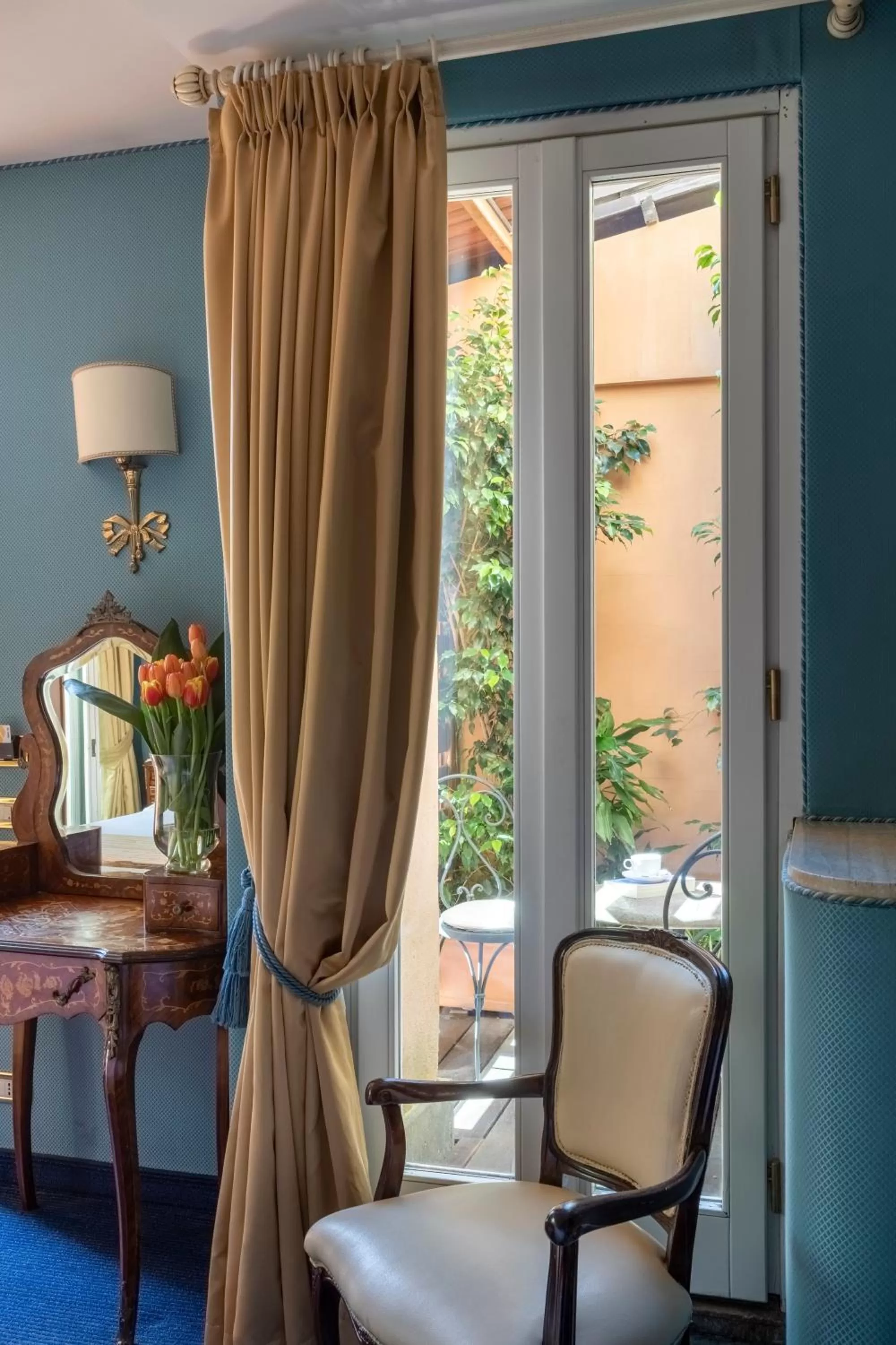 Two Connecting Rooms with Terrace in Hotel Scalinata Di Spagna