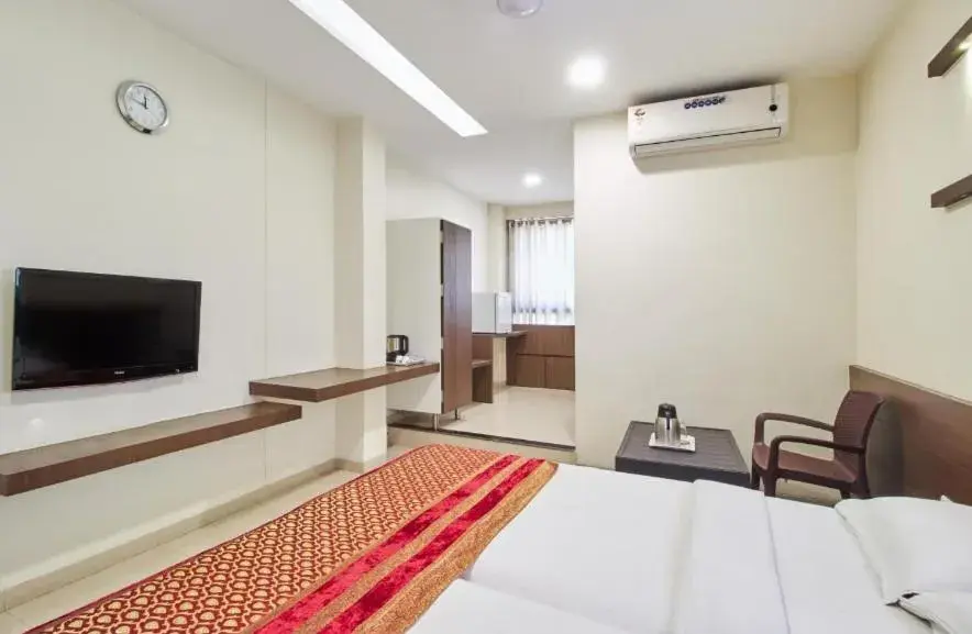 Bedroom, TV/Entertainment Center in Hotel Girnar