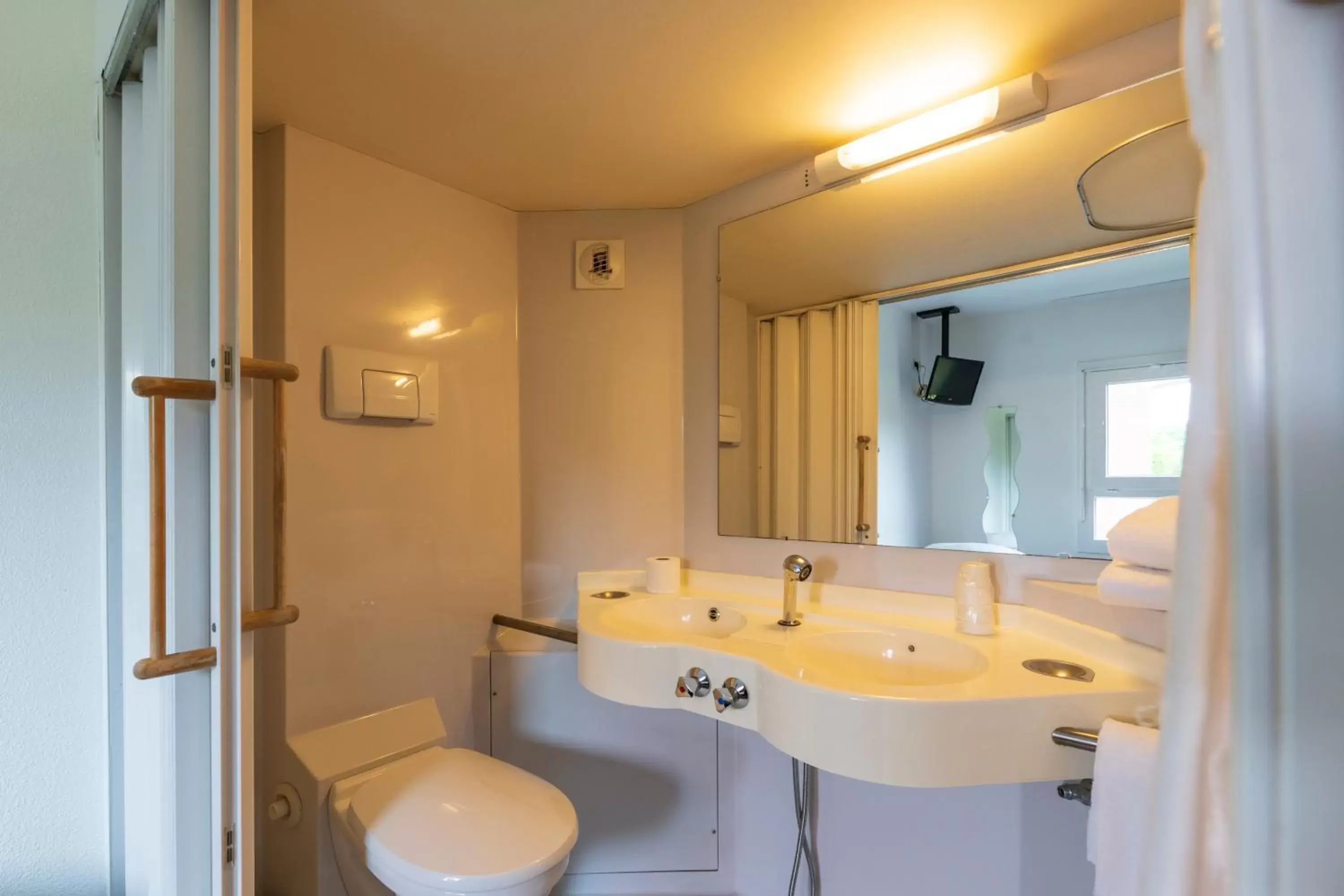 Bathroom in Hôtel Cerise Auxerre