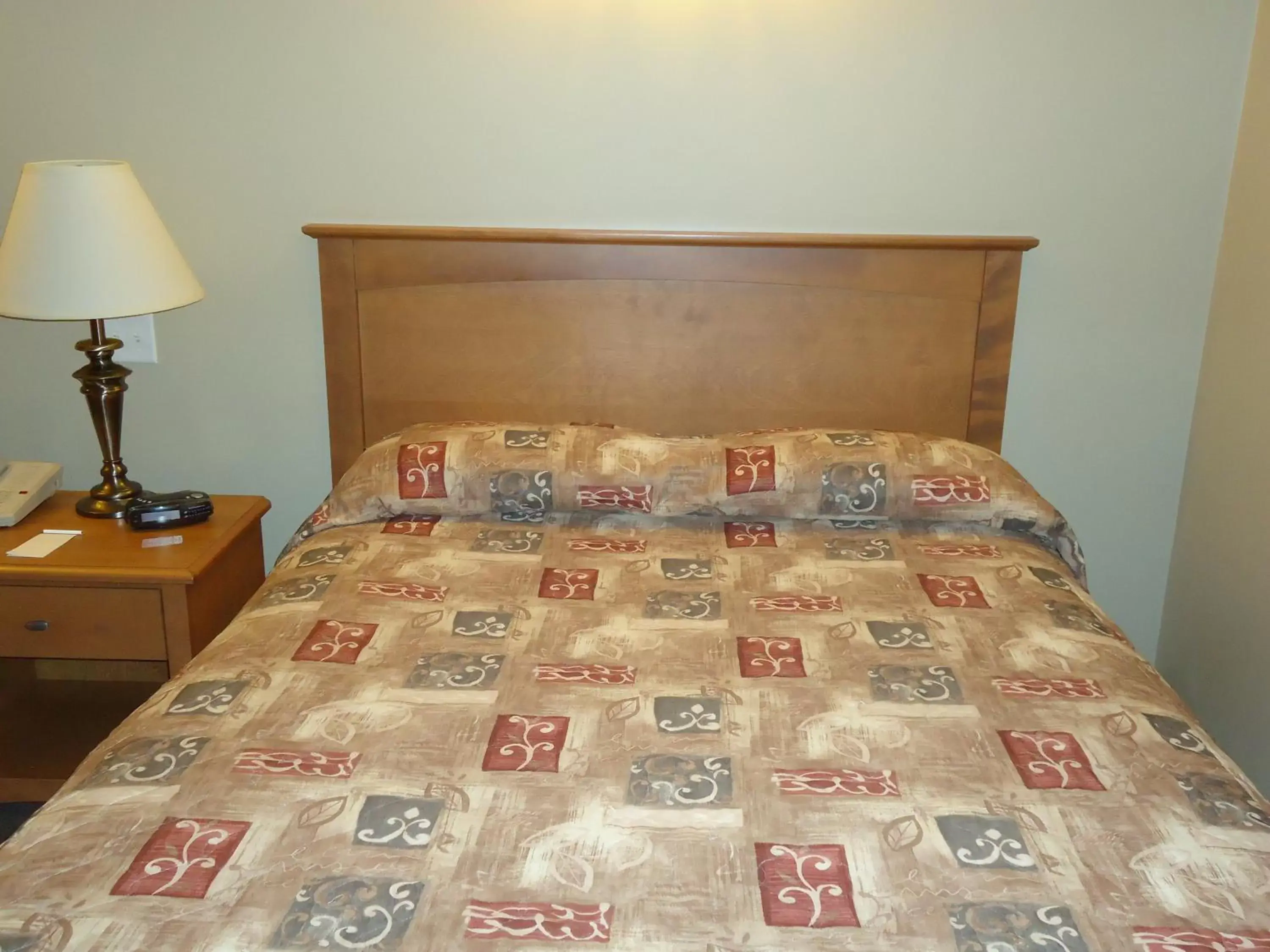 Bed in Auberge Bouctouche Inn & Suites