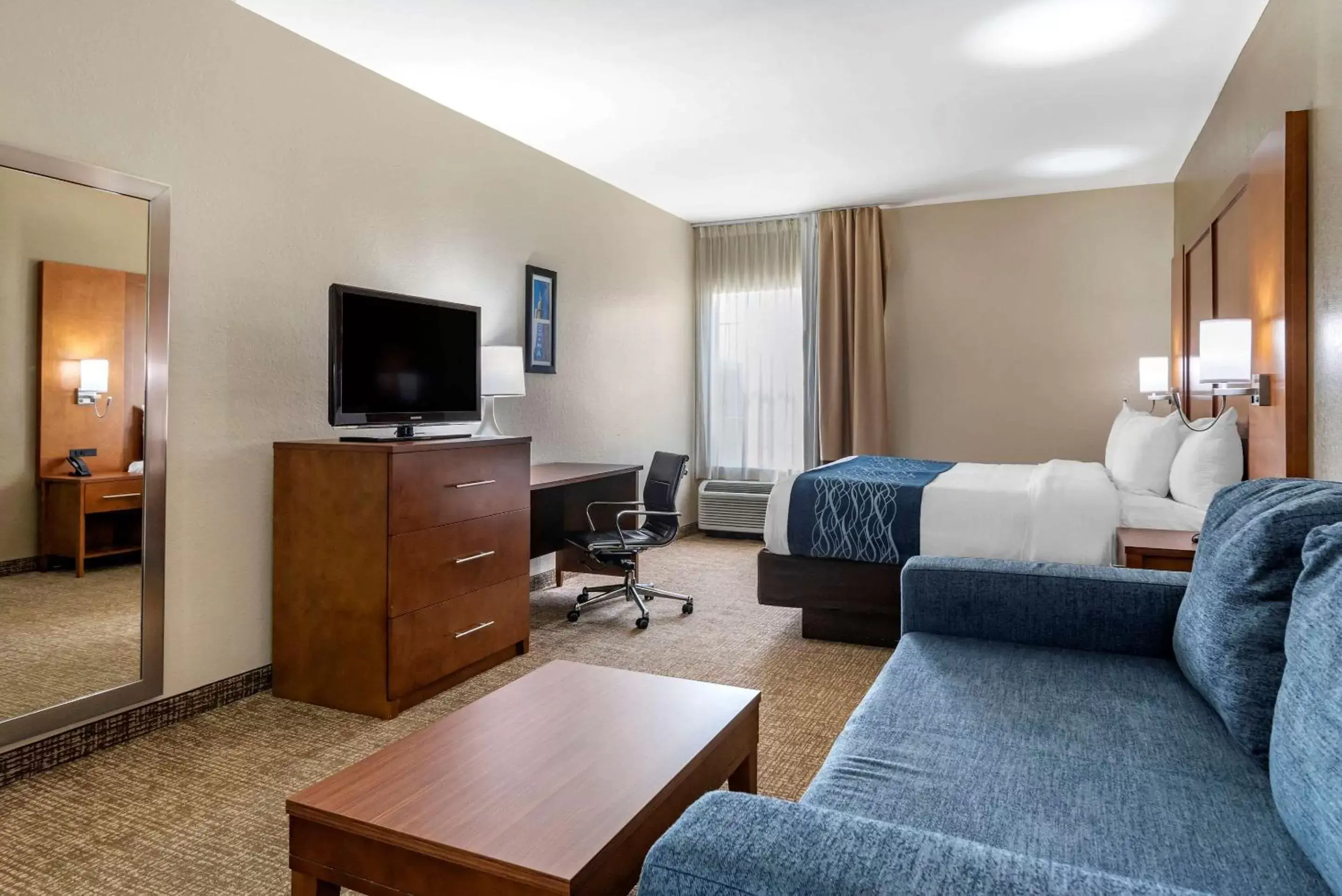 Photo of the whole room, TV/Entertainment Center in Comfort Inn Airport