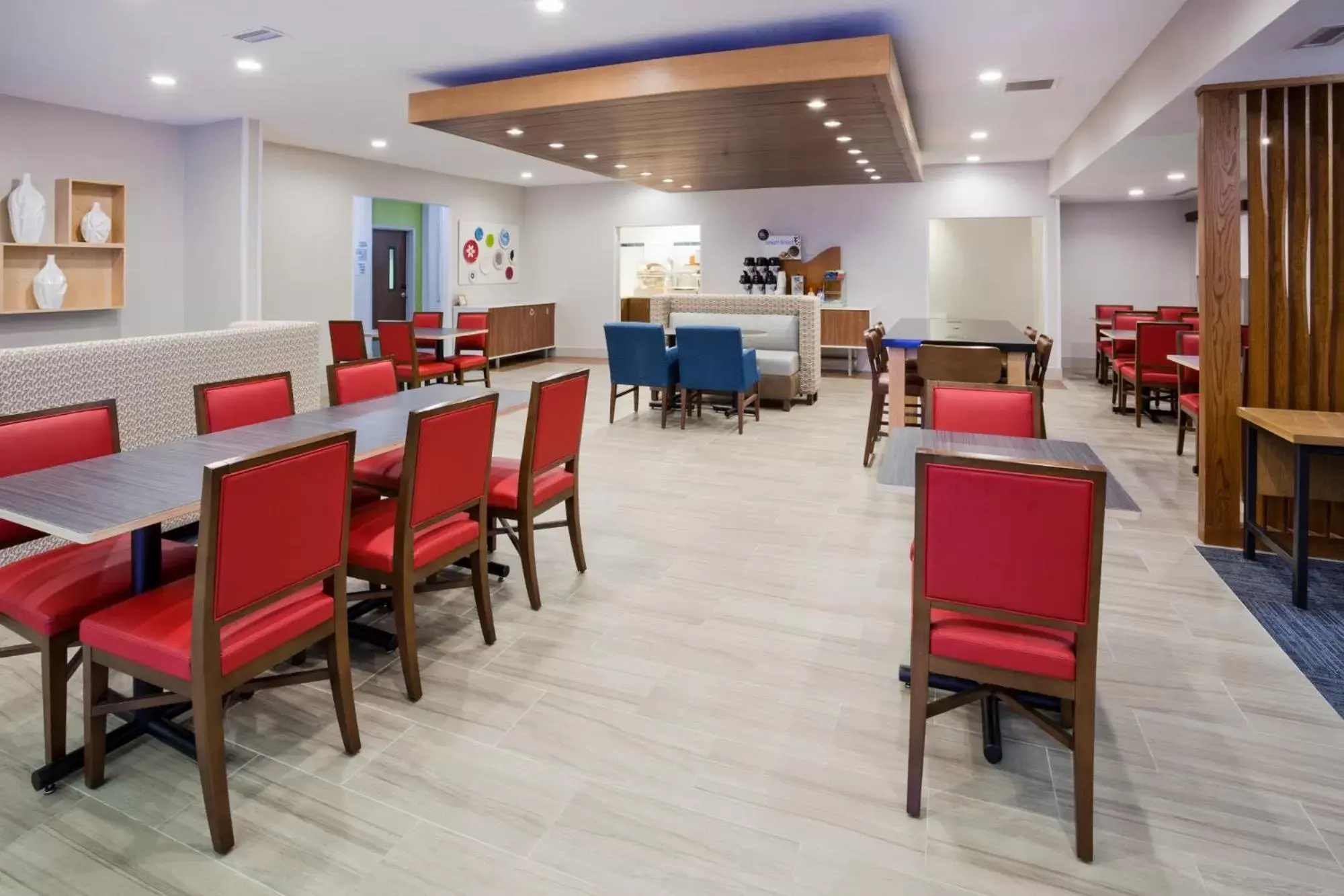 Lobby or reception, Restaurant/Places to Eat in Holiday Inn Express & Suites - Dickinson, an IHG Hotel
