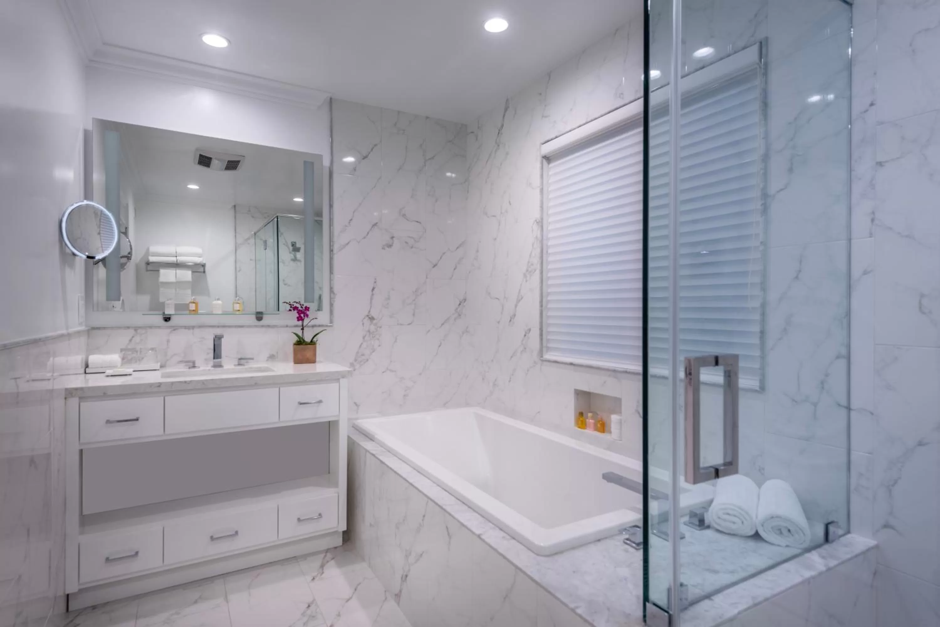 Shower in Beverly Hills Plaza Hotel & Spa