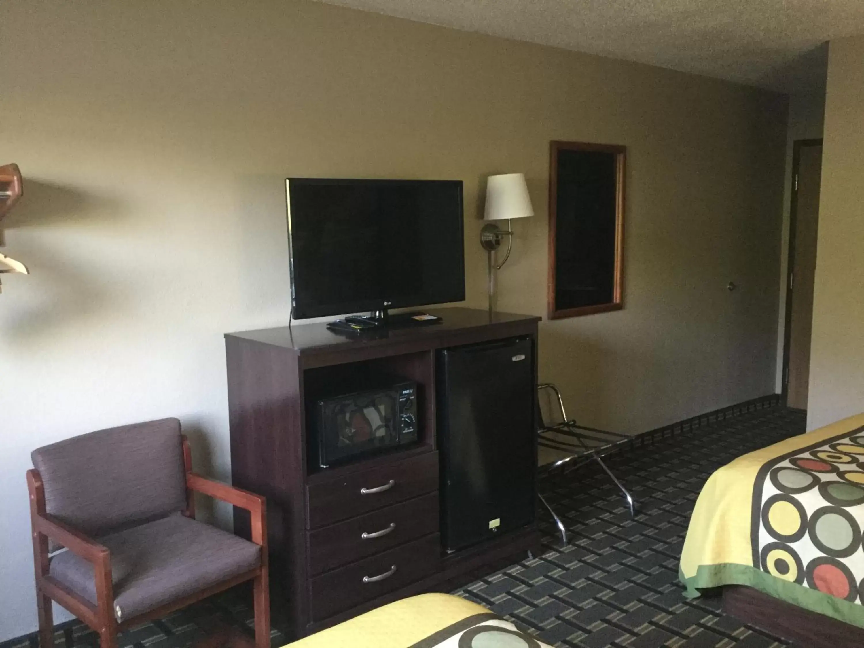 TV/Entertainment Center in Super 8 by Wyndham Youngstown/Austintown