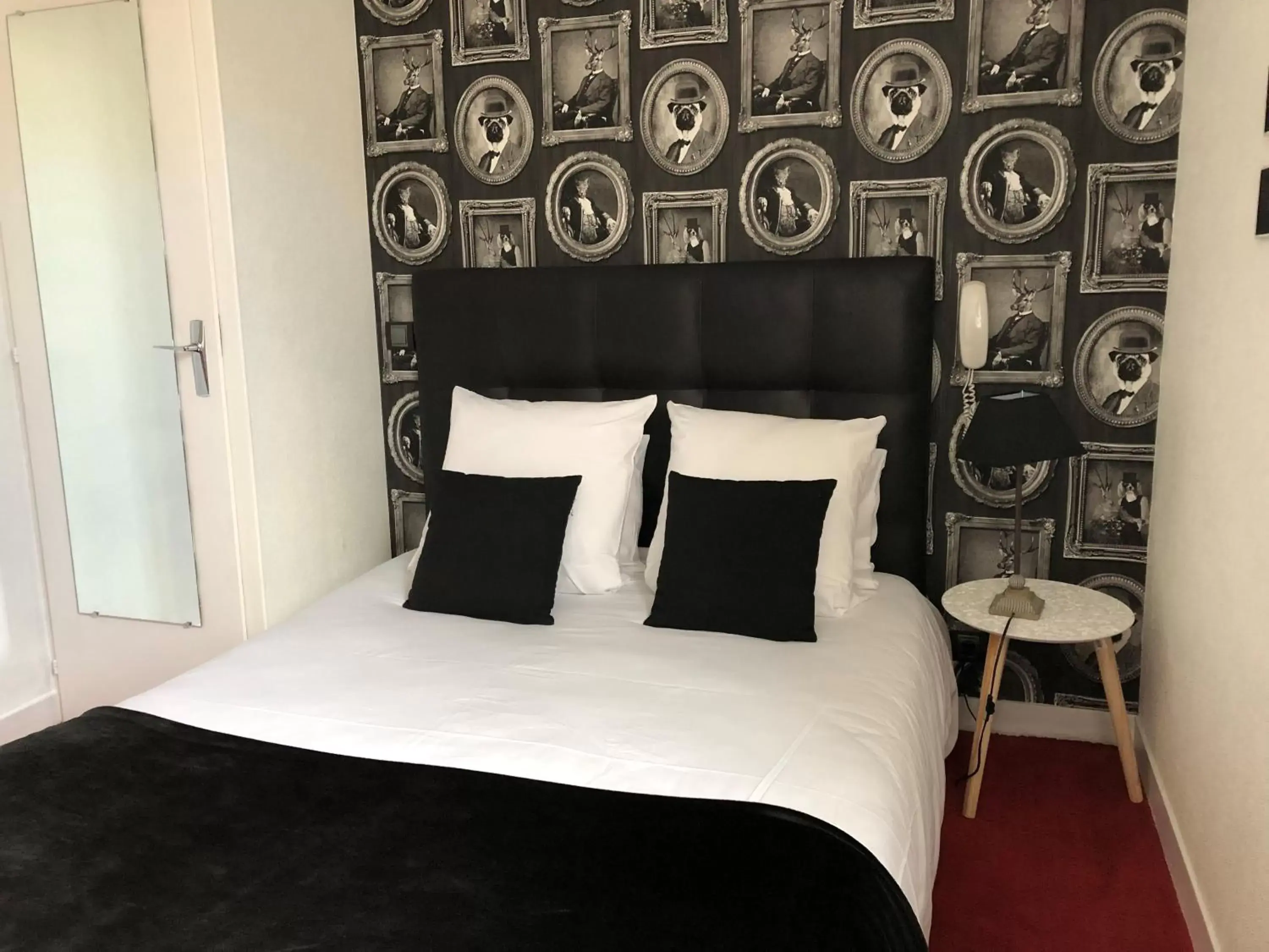 Property building, Bed in Hotel Reine Mathilde