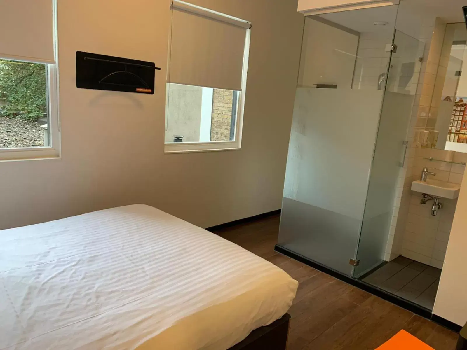 Bathroom, Bed in easyHotel Amsterdam City Centre South