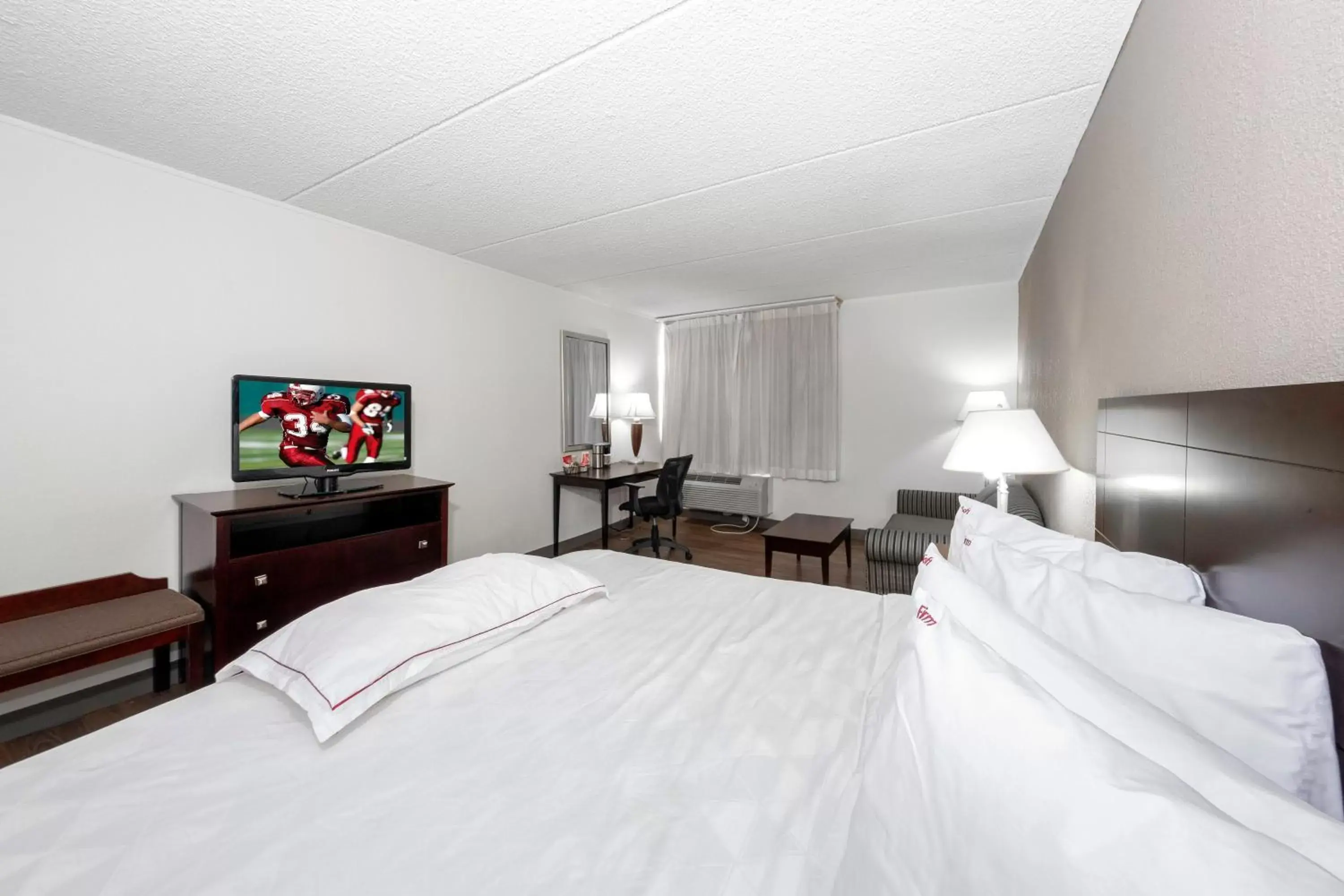 Photo of the whole room, Bed in Red Roof Inn PLUS Newark Liberty Airport - Carteret