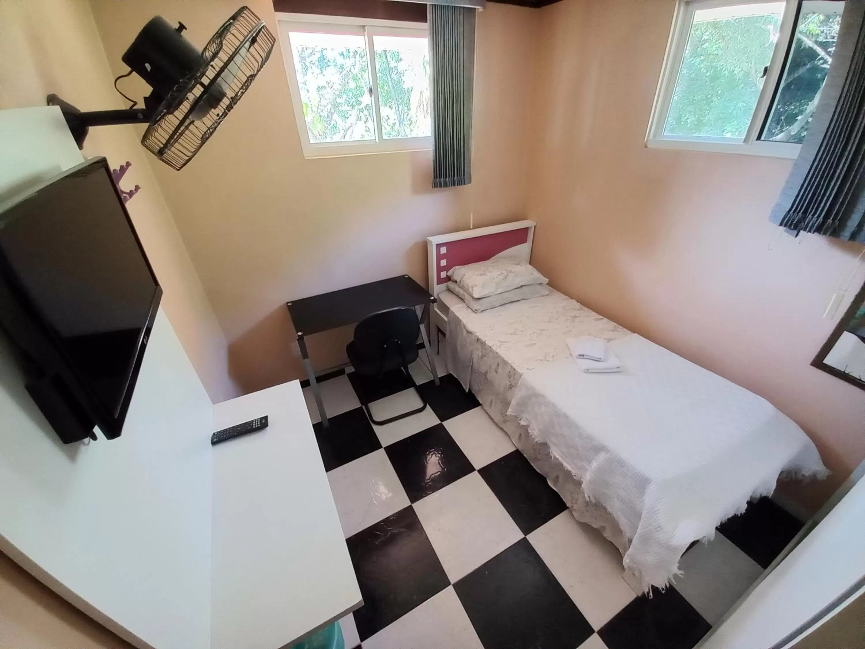 Female Single Room   in KzaZendf Cama e Cafe Asa Sul