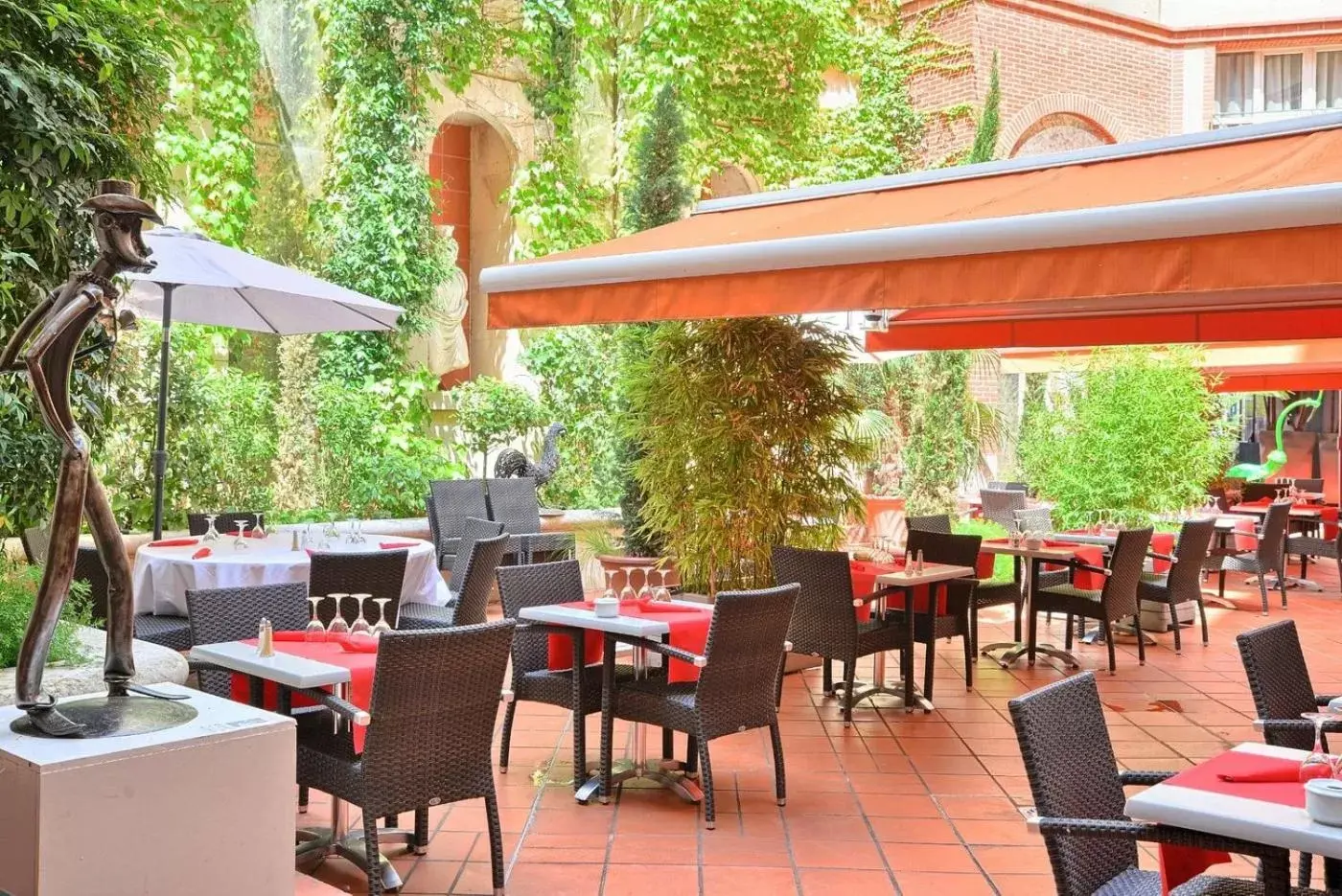 Patio, Restaurant/Places to Eat in Plaza Hotel Capitole Toulouse - Anciennement-formerly CROWNE PLAZA