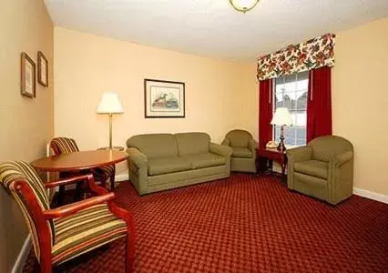 Living room, Seating Area in Ambassador Inn