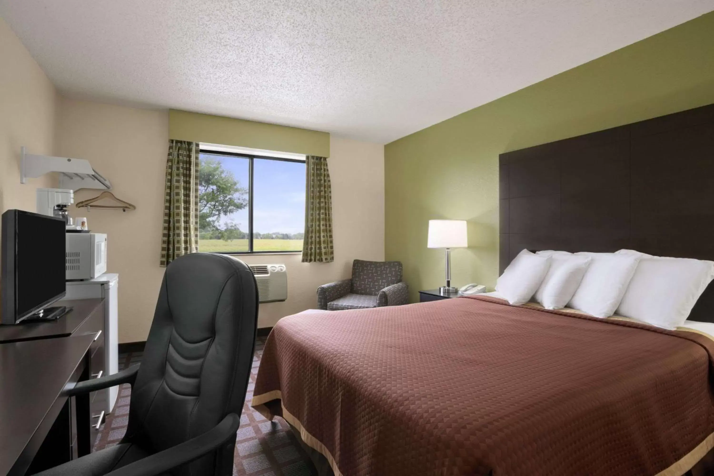 Photo of the whole room in Super 8 by Wyndham Saginaw