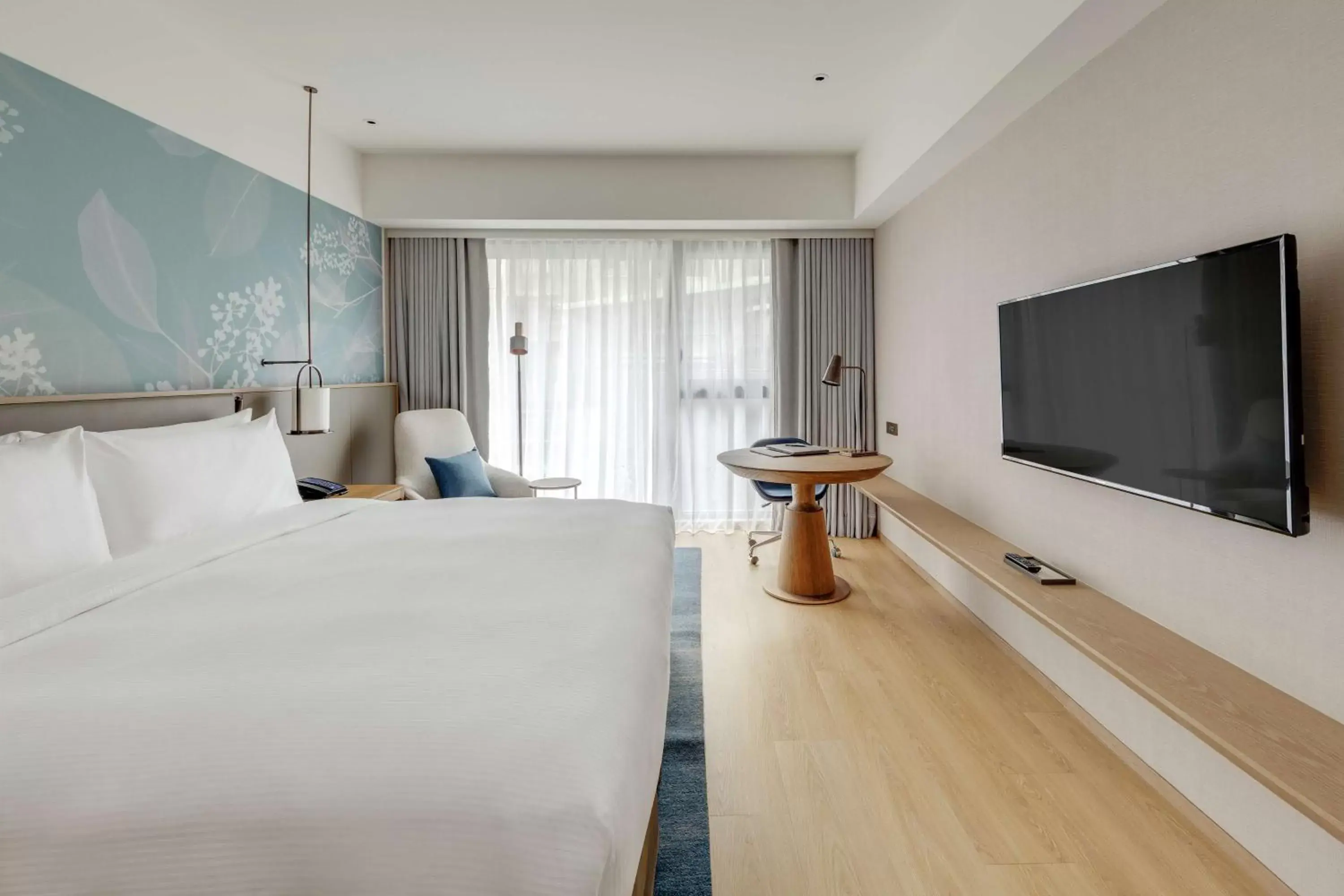 Bedroom, TV/Entertainment Center in DoubleTree by Hilton Taipei Zhongshan