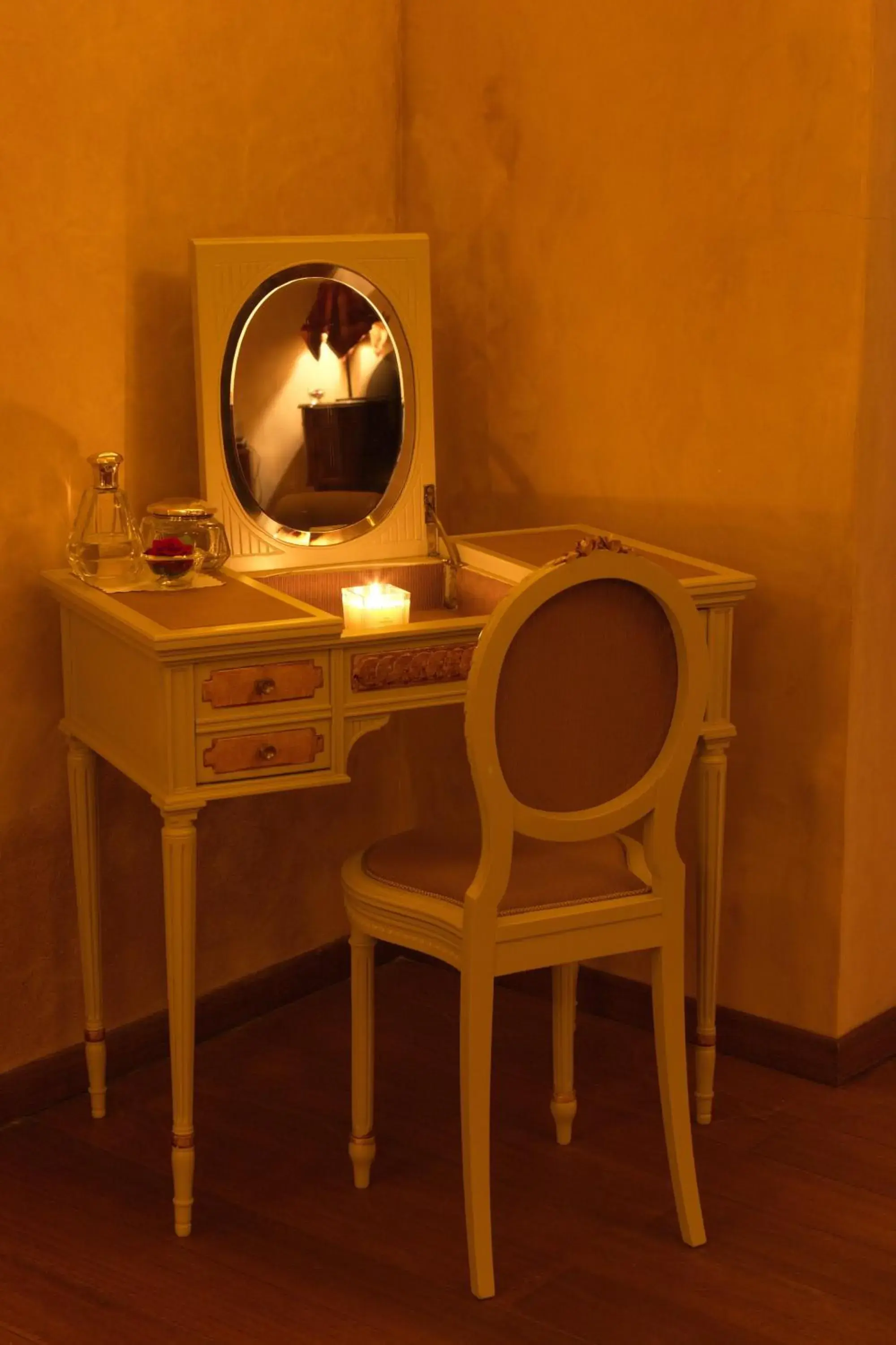 Seating area, TV/Entertainment Center in Imaret Hotel