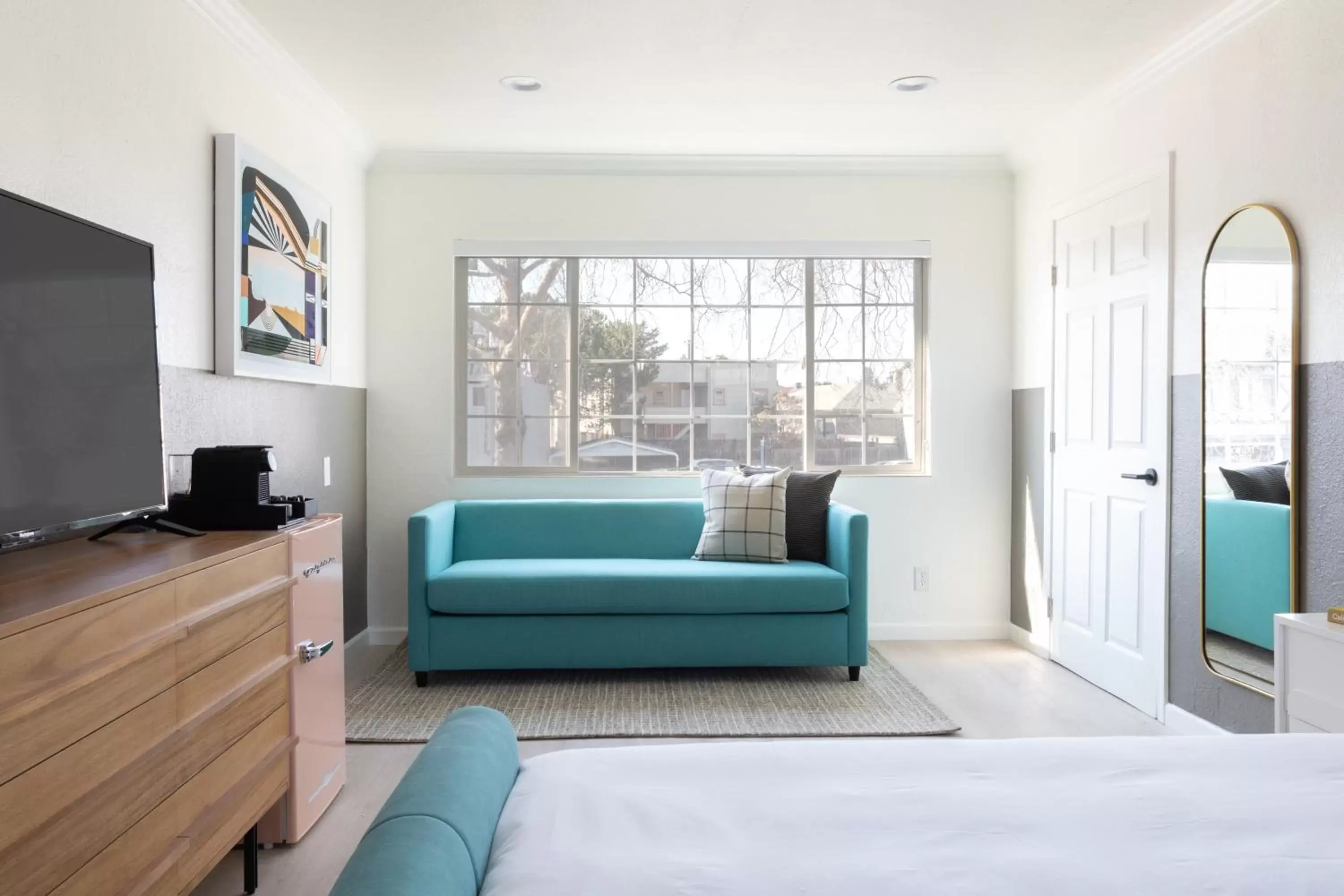 Living room, Seating Area in Signature Inn Oakland