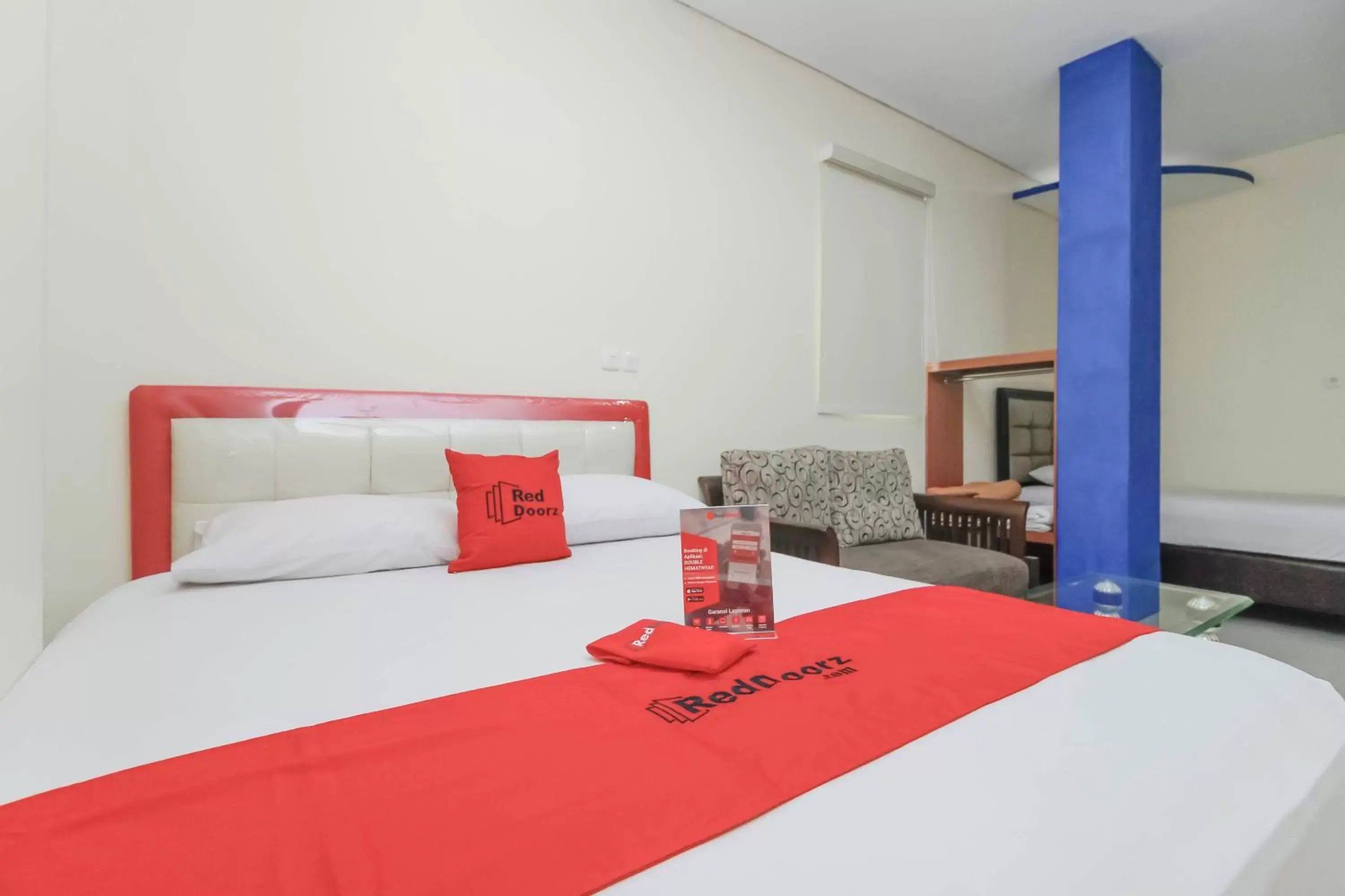 Bedroom, Bed in RedDoorz Plus @ Jalan Pemuda Jakarta