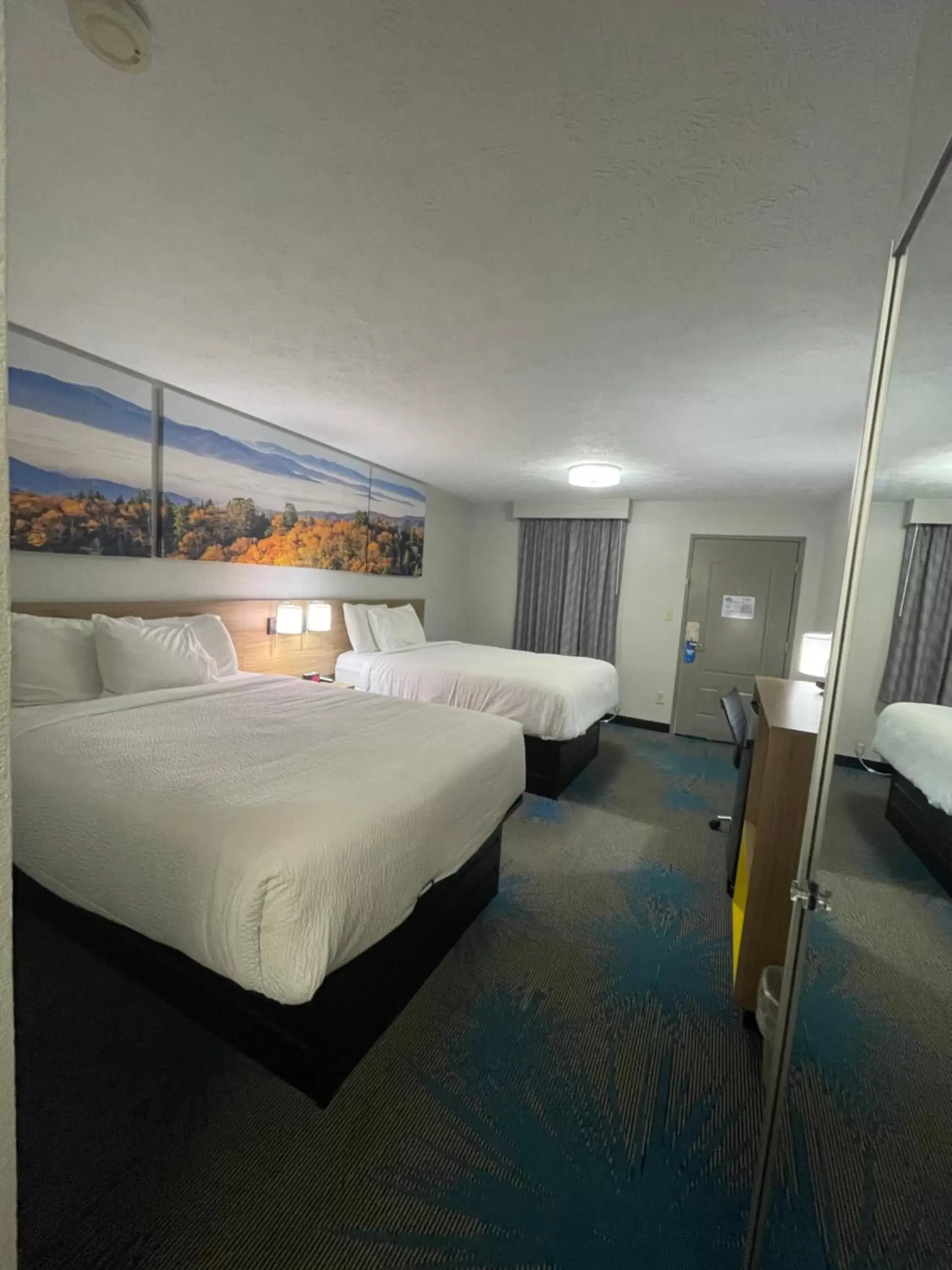 Bed in Days Inn by Wyndham Savannah