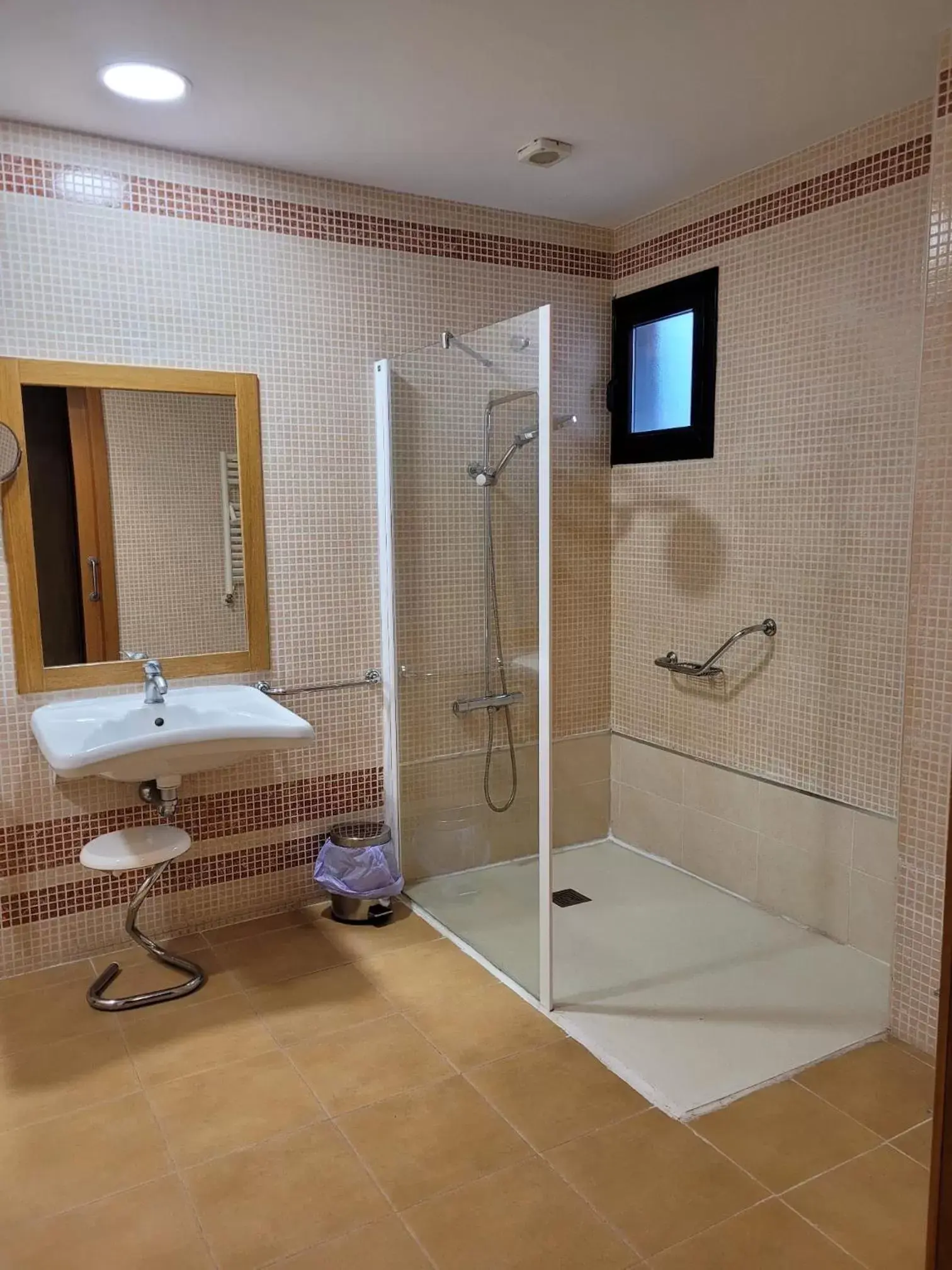 Shower, Bathroom in Hospedium Hotel Doña Mafalda de Castilla