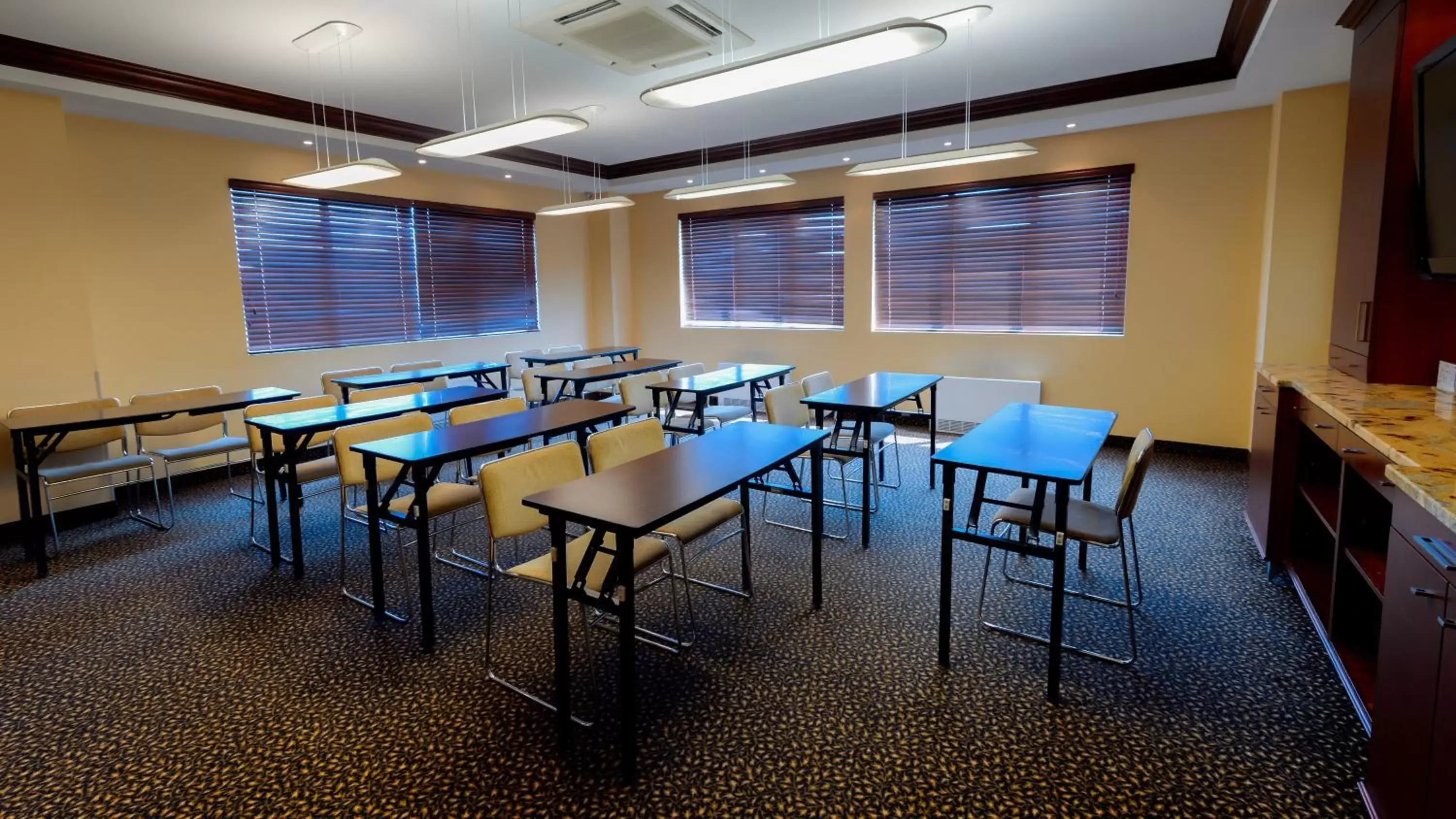 Meeting/conference room, Restaurant/Places to Eat in Holiday Inn Express St. Jean Sur Richelieu, an IHG Hotel