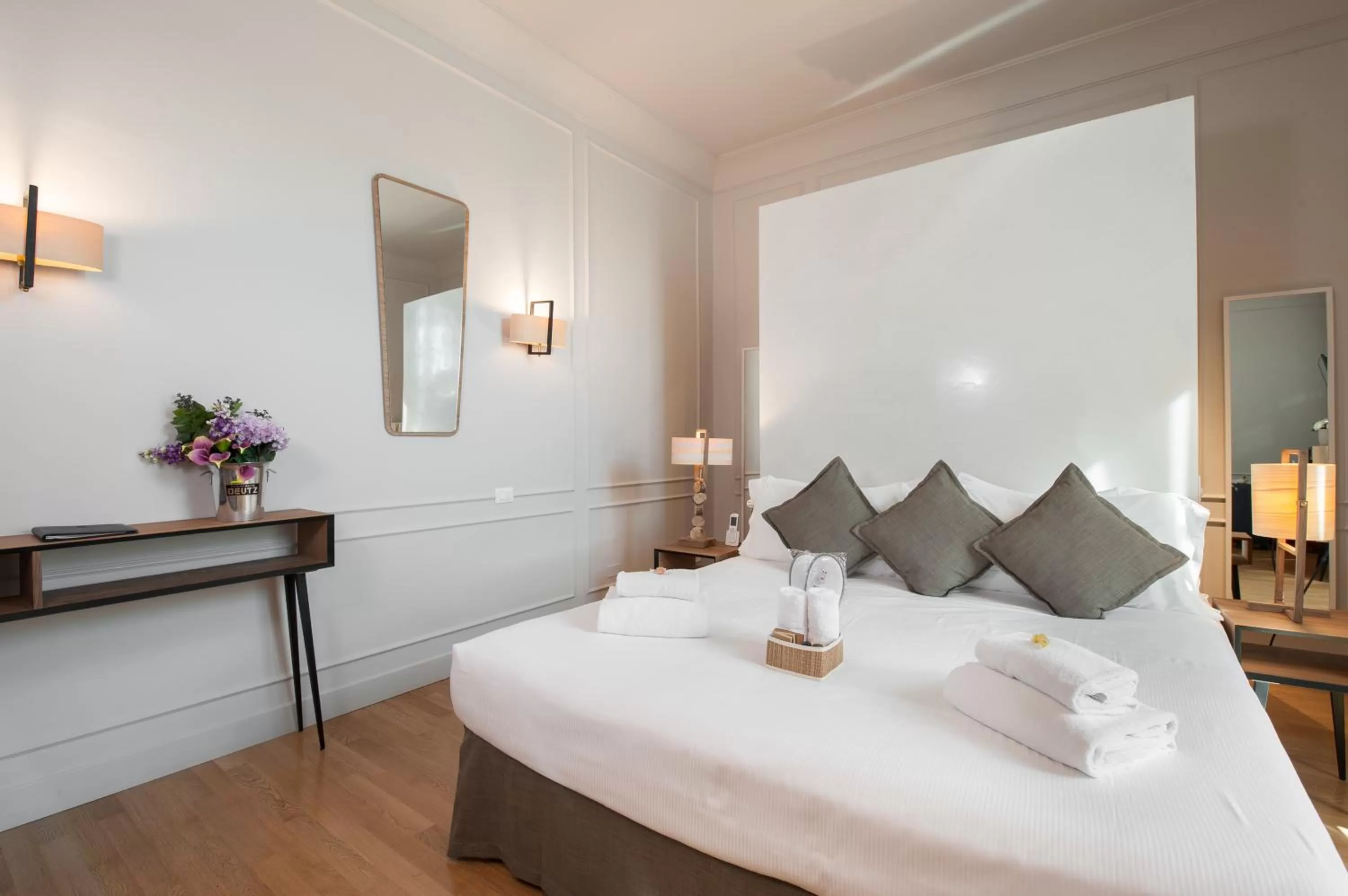 Bed in Hotel Lungarno Vespucci 50