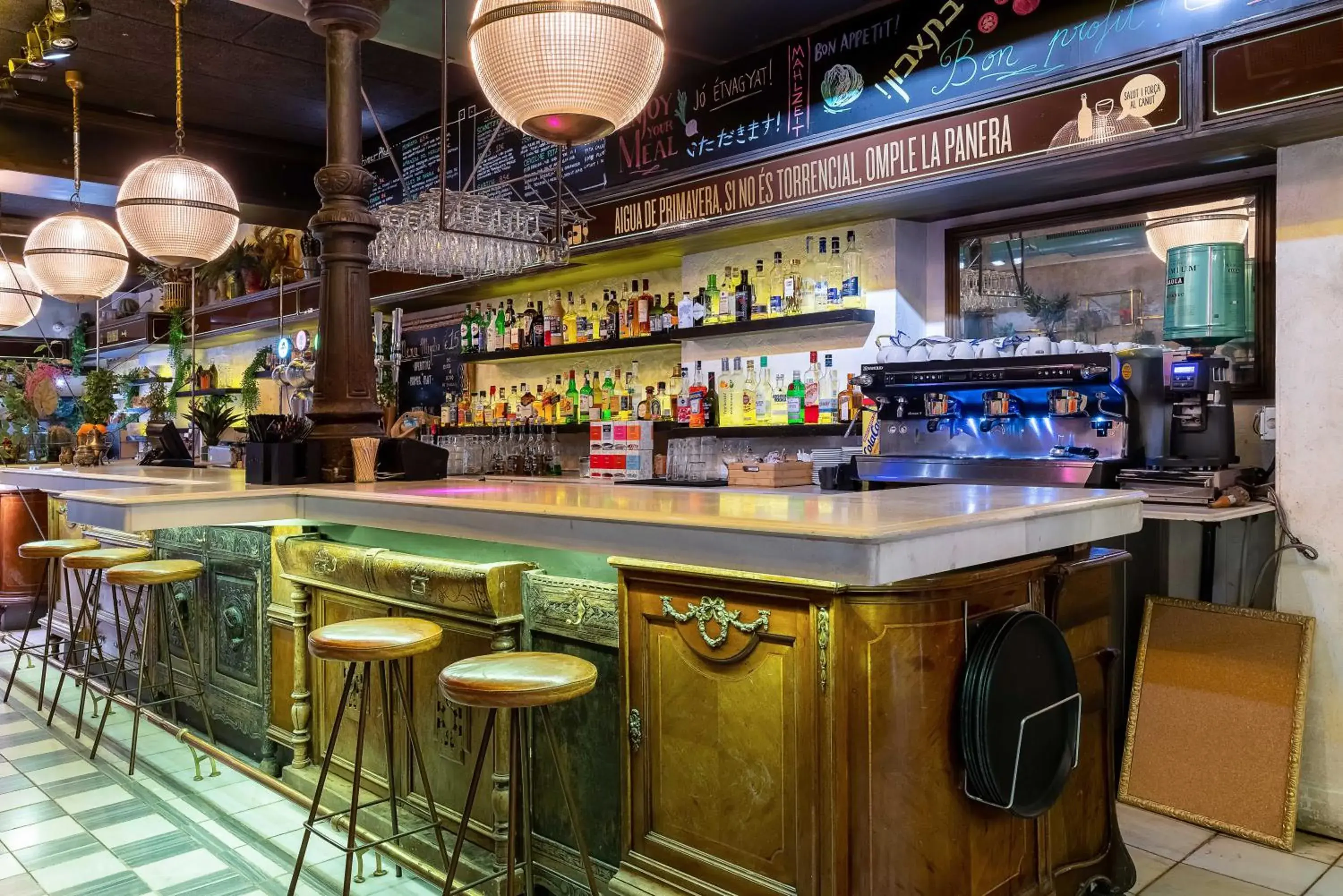 Restaurant/places to eat, Lounge/Bar in Casa Gracia Barcelona Hostel