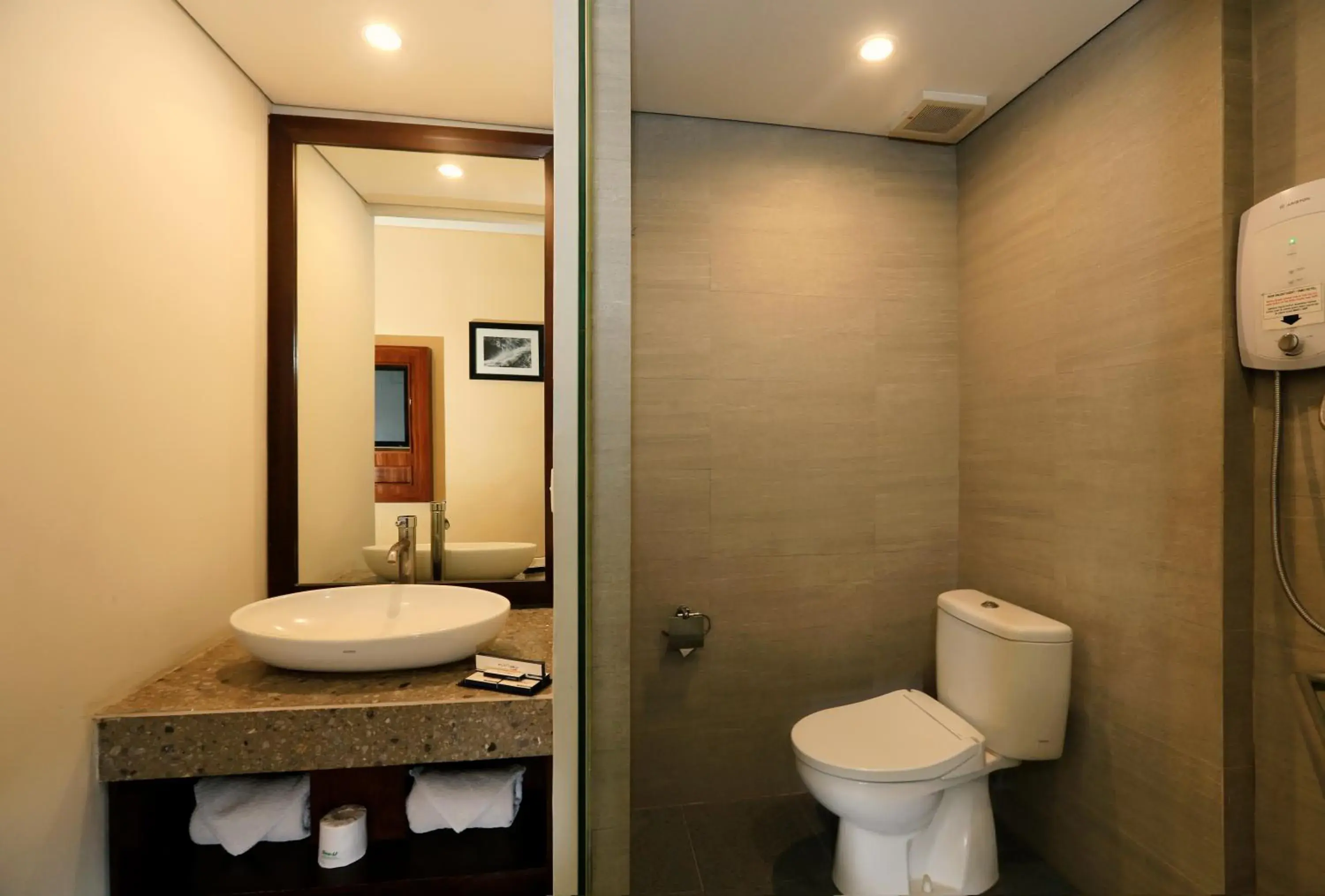 Bathroom in Kutabex Beachfront Hotel